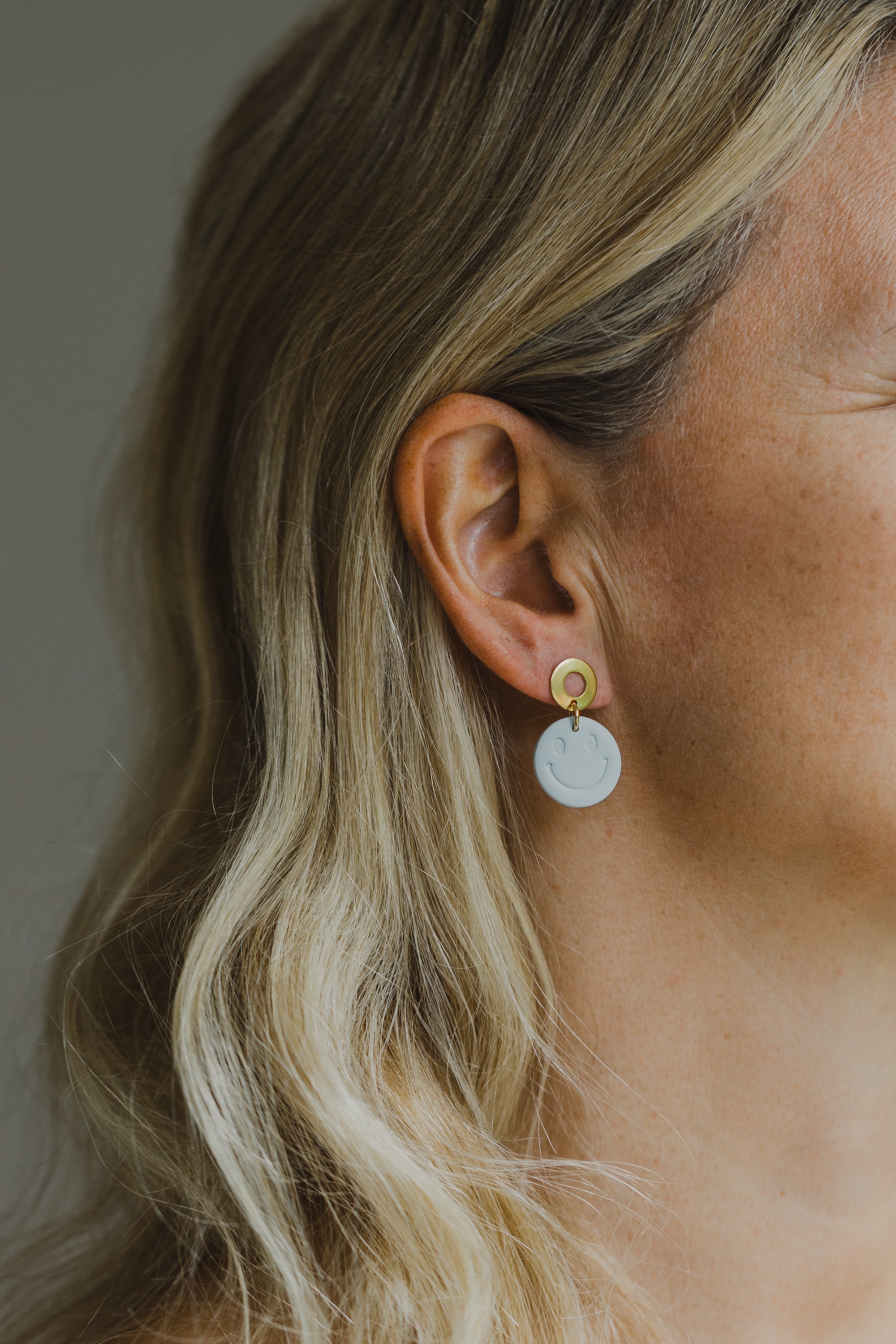 Smiley Ohrringe aus Polymer Ton in dezenten Farben