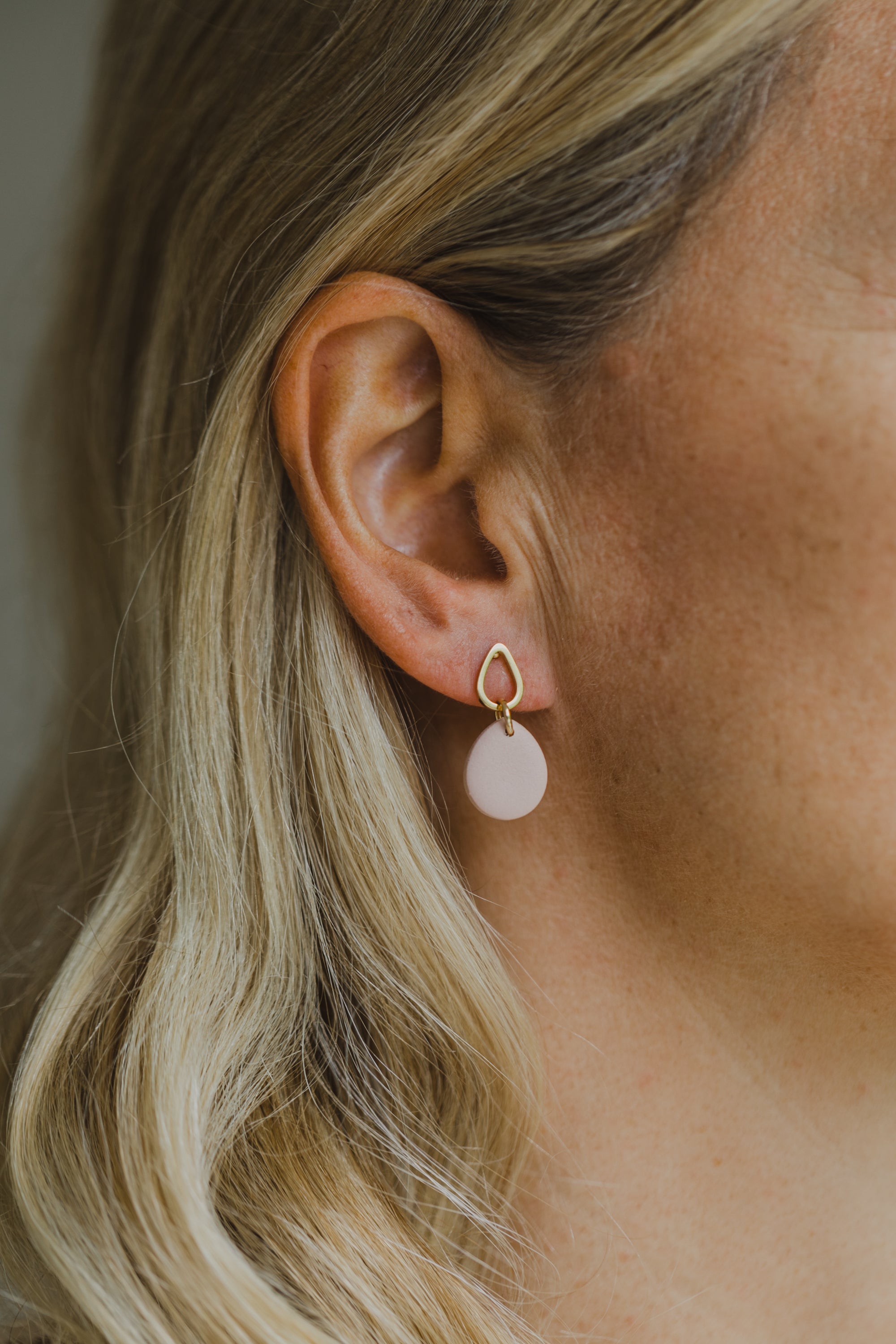 YANO Kleine Tropfen Ohrringe aus Polymer Ton