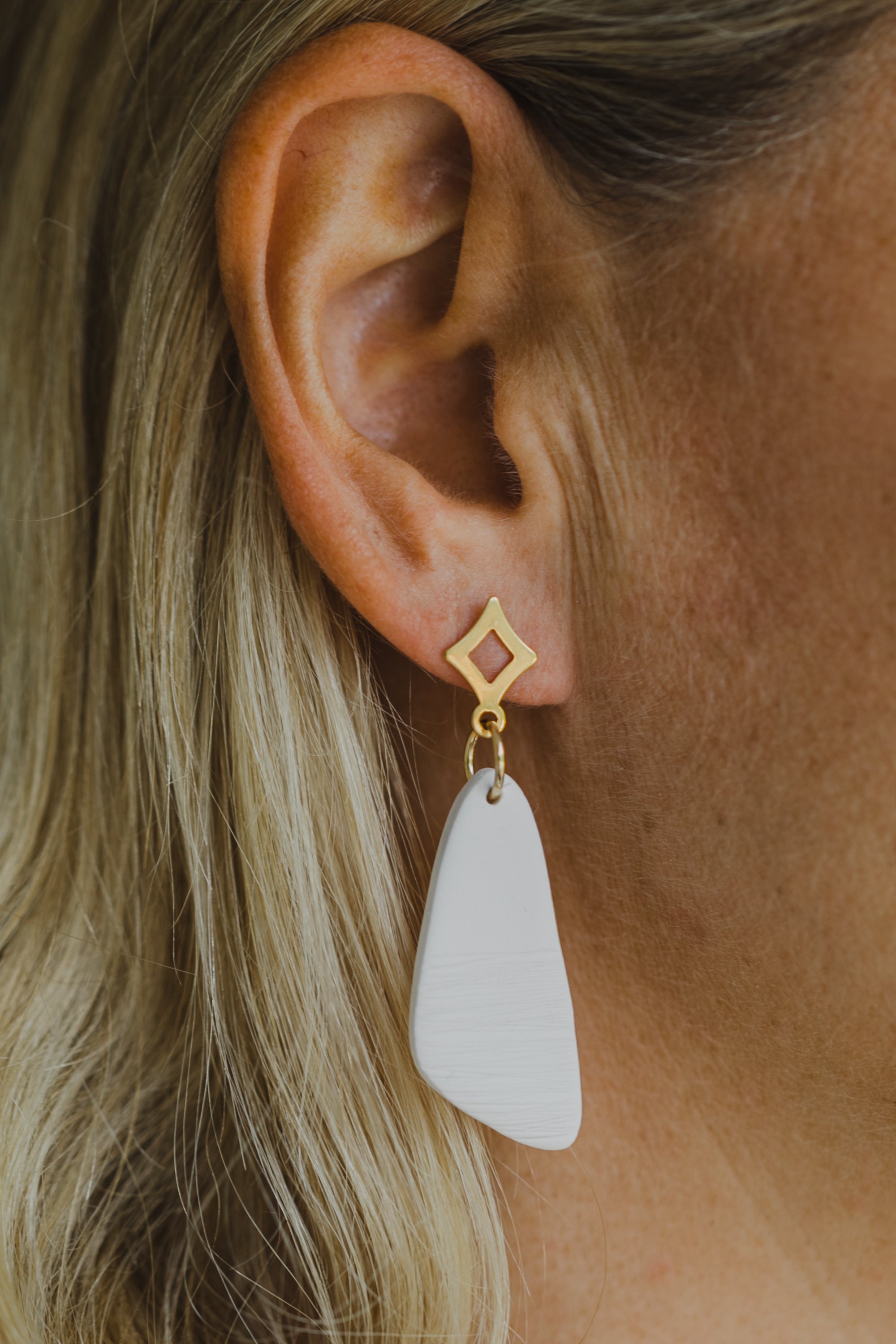 SANIA - Weiße längliche Ohrringe aus Polymer Ton