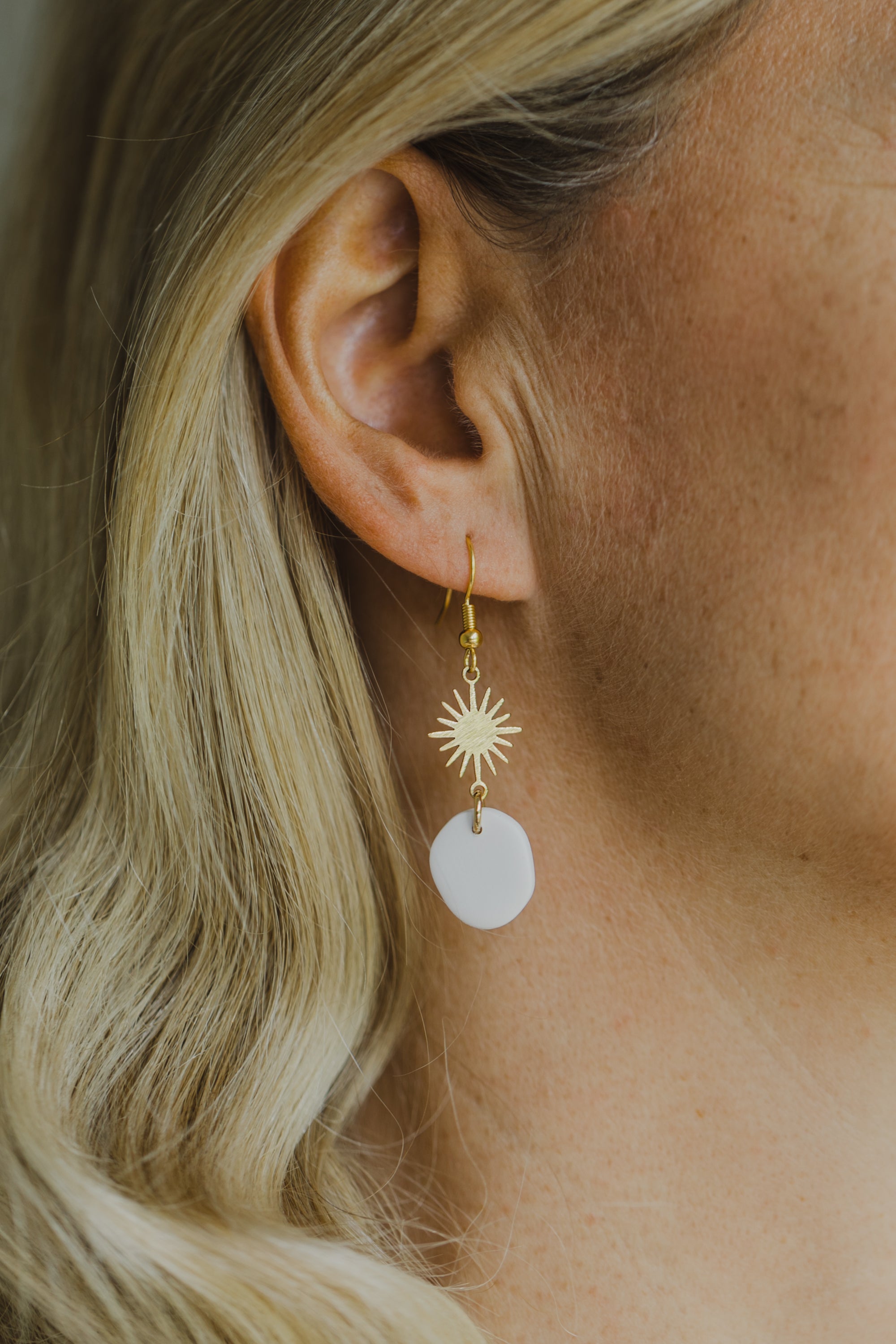 EVIE - weiße Ohrringe aus Polymer Ton und goldener Sonne