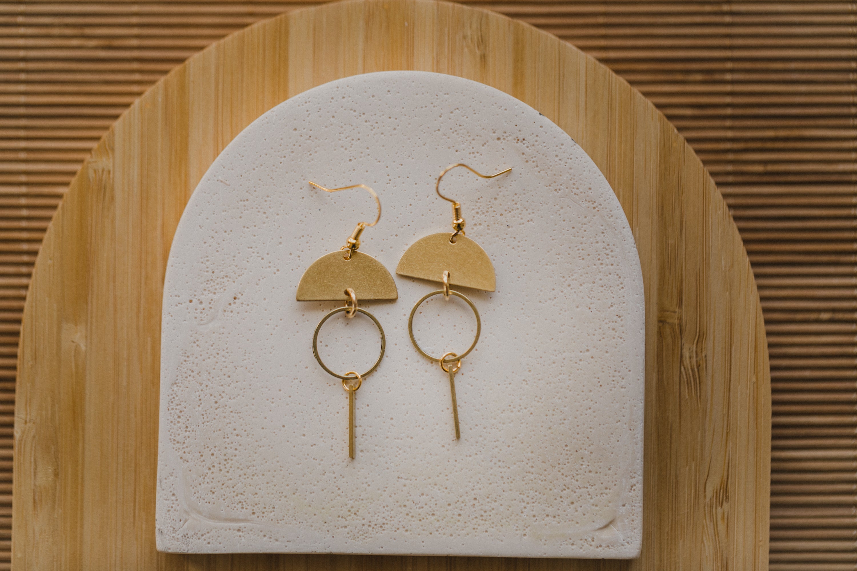 HELDA - lange geometrische Messing Ohrringe