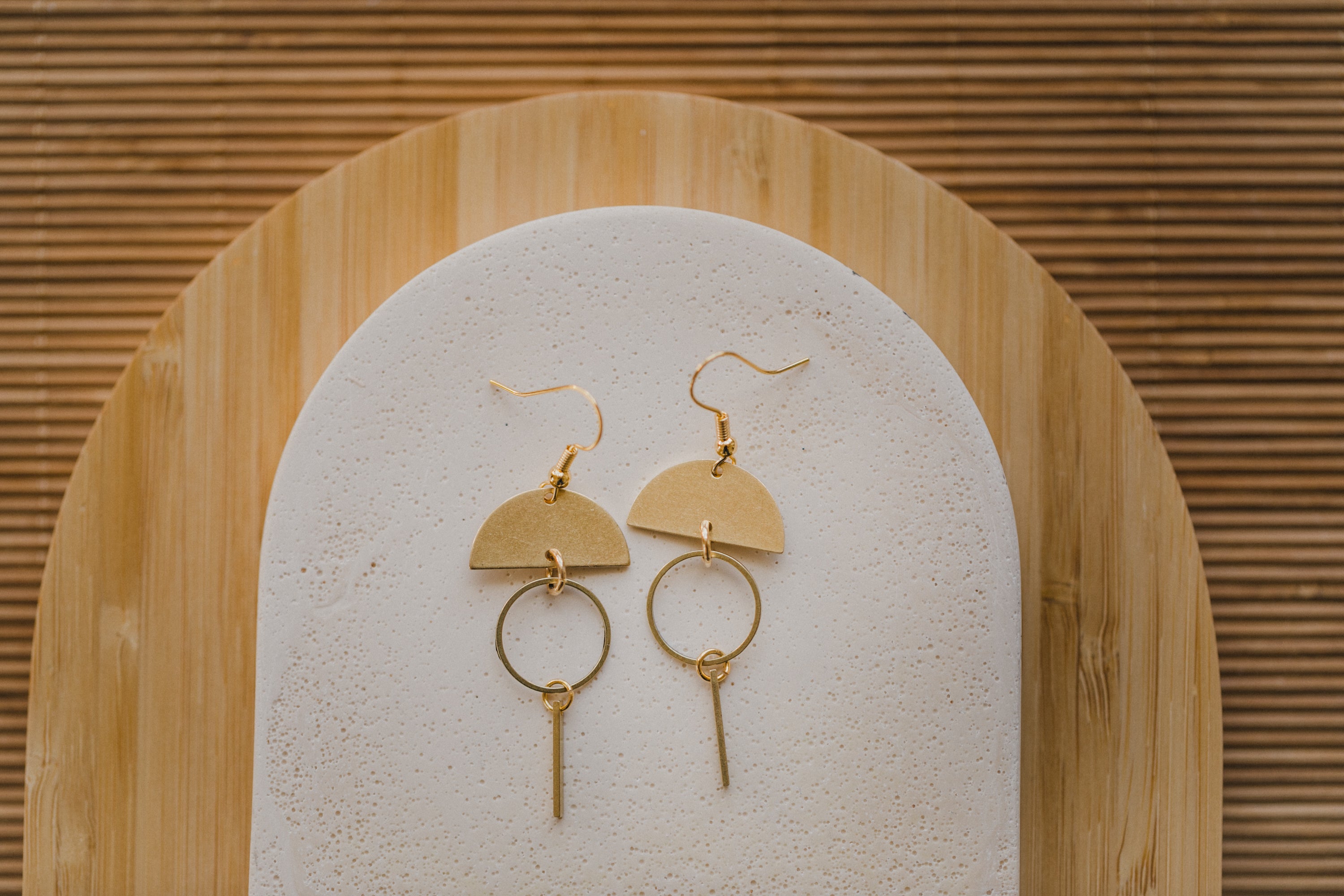 HELDA - lange geometrische Messing Ohrringe