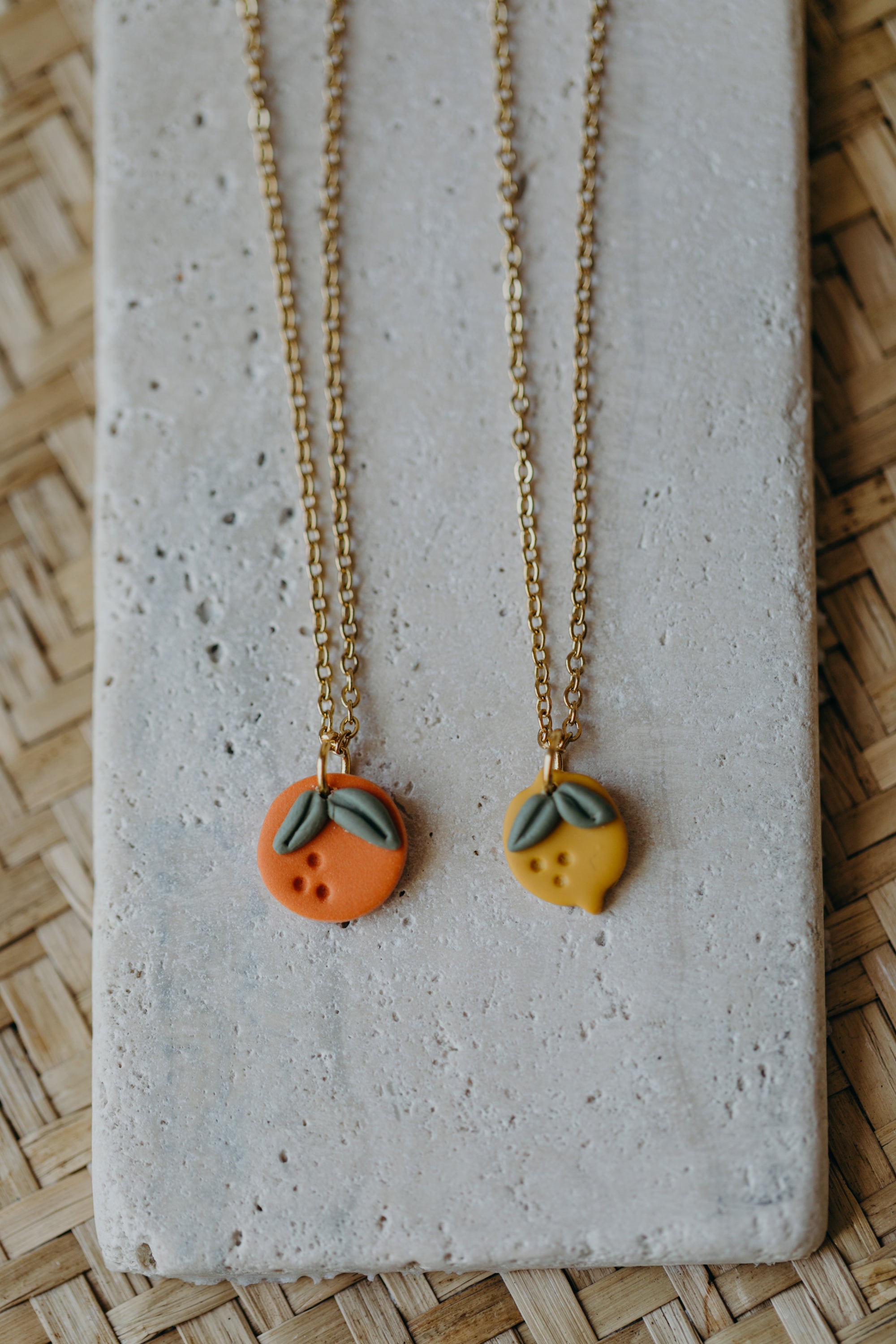 Halskette mit kleiner Orange aus Polymer Ton