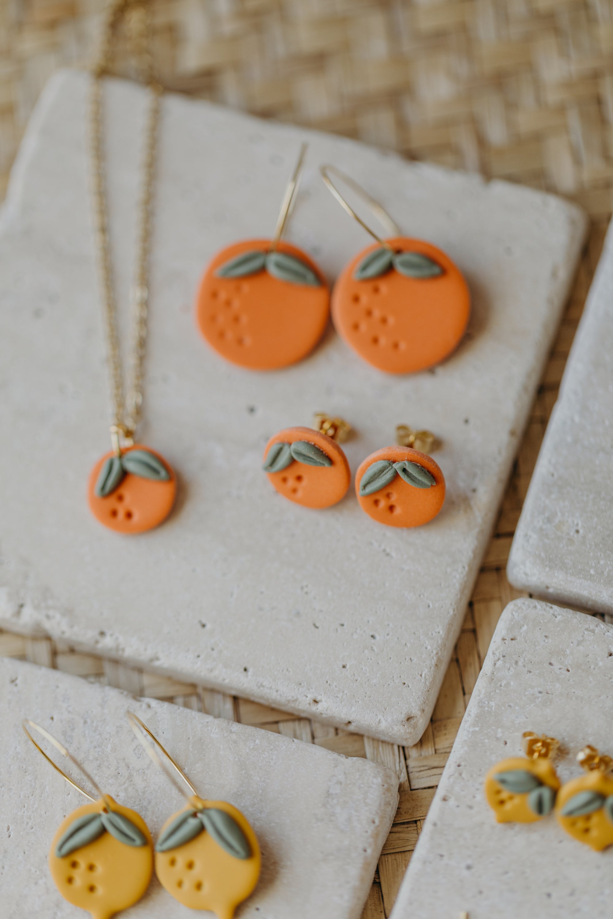 Halskette mit kleiner Orange aus Polymer Ton