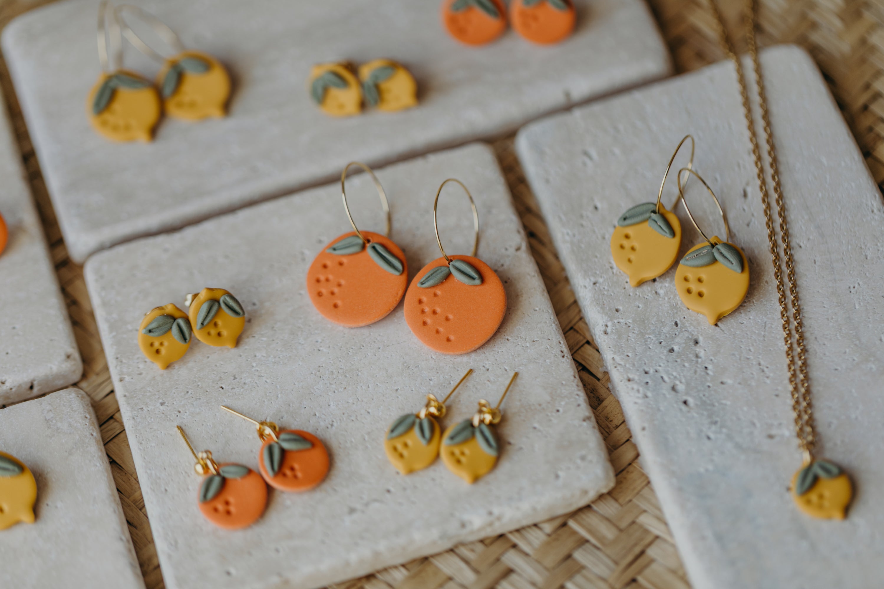 Halskette mit kleiner Orange aus Polymer Ton