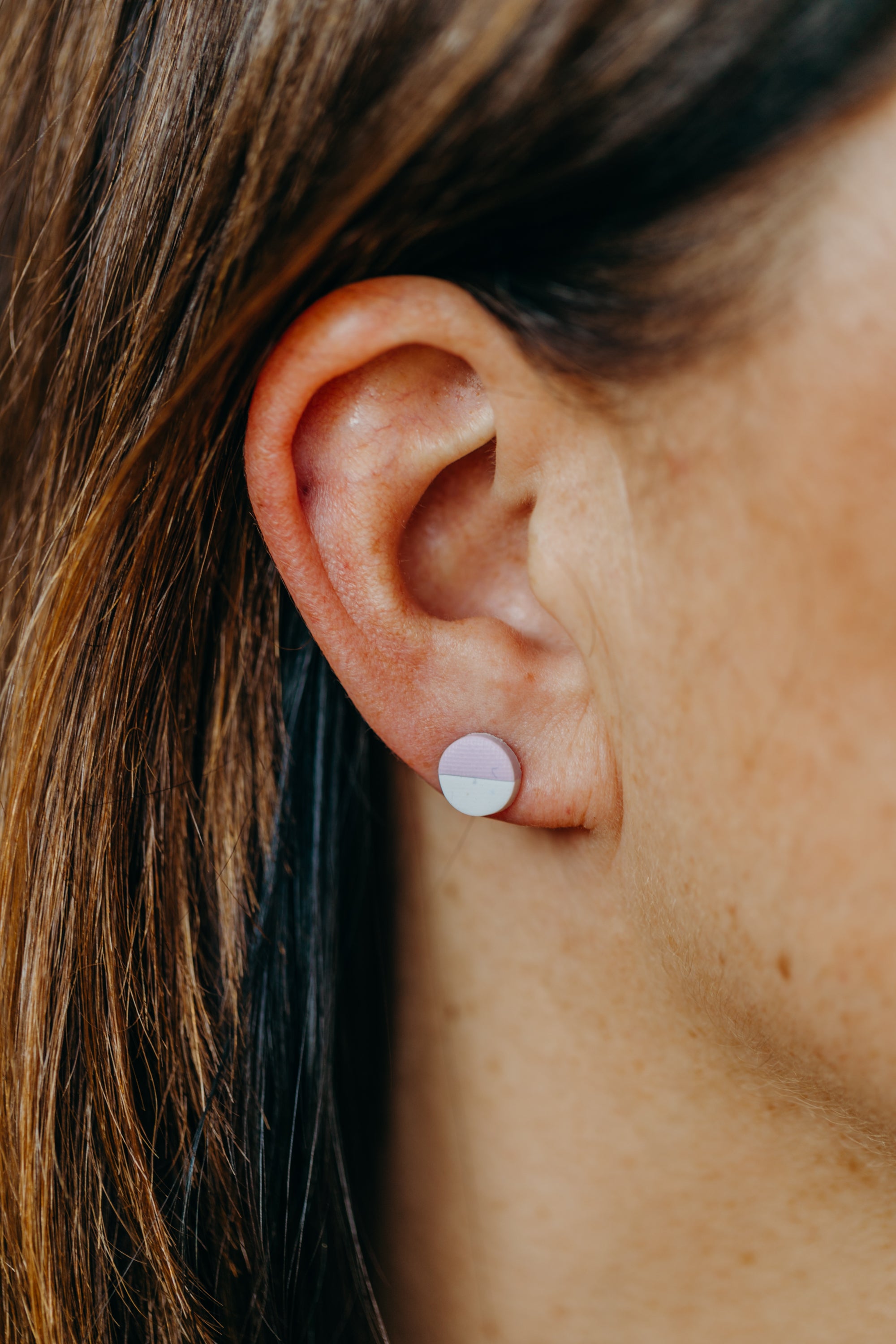 kleine runde zweifarbige Ohrstecker aus Polymer Ton in Pastell Farben (8 mm)