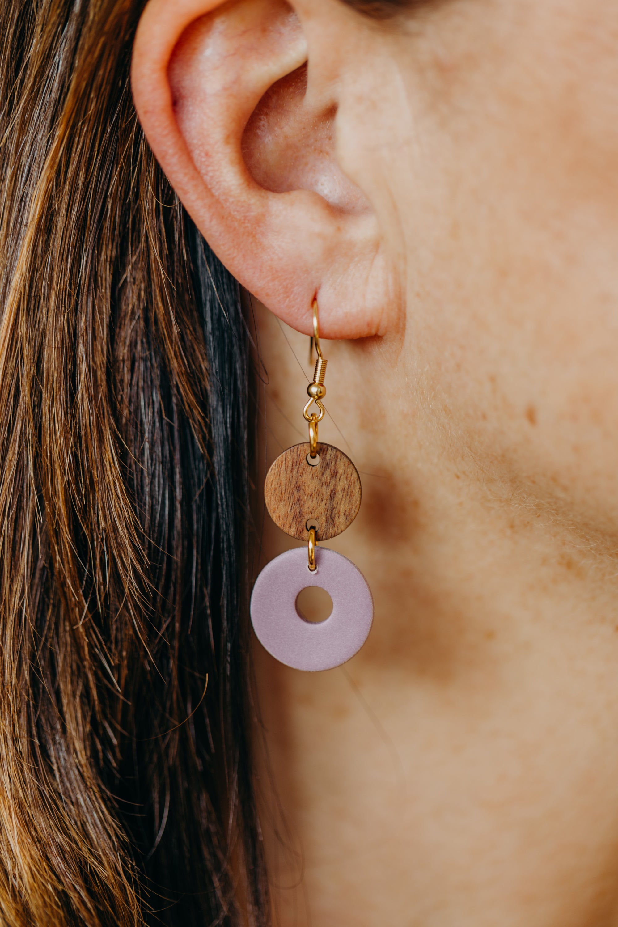 DONNA - runde Polymer Ton Ohrringe in Vanille mit rundem Holzanhänger