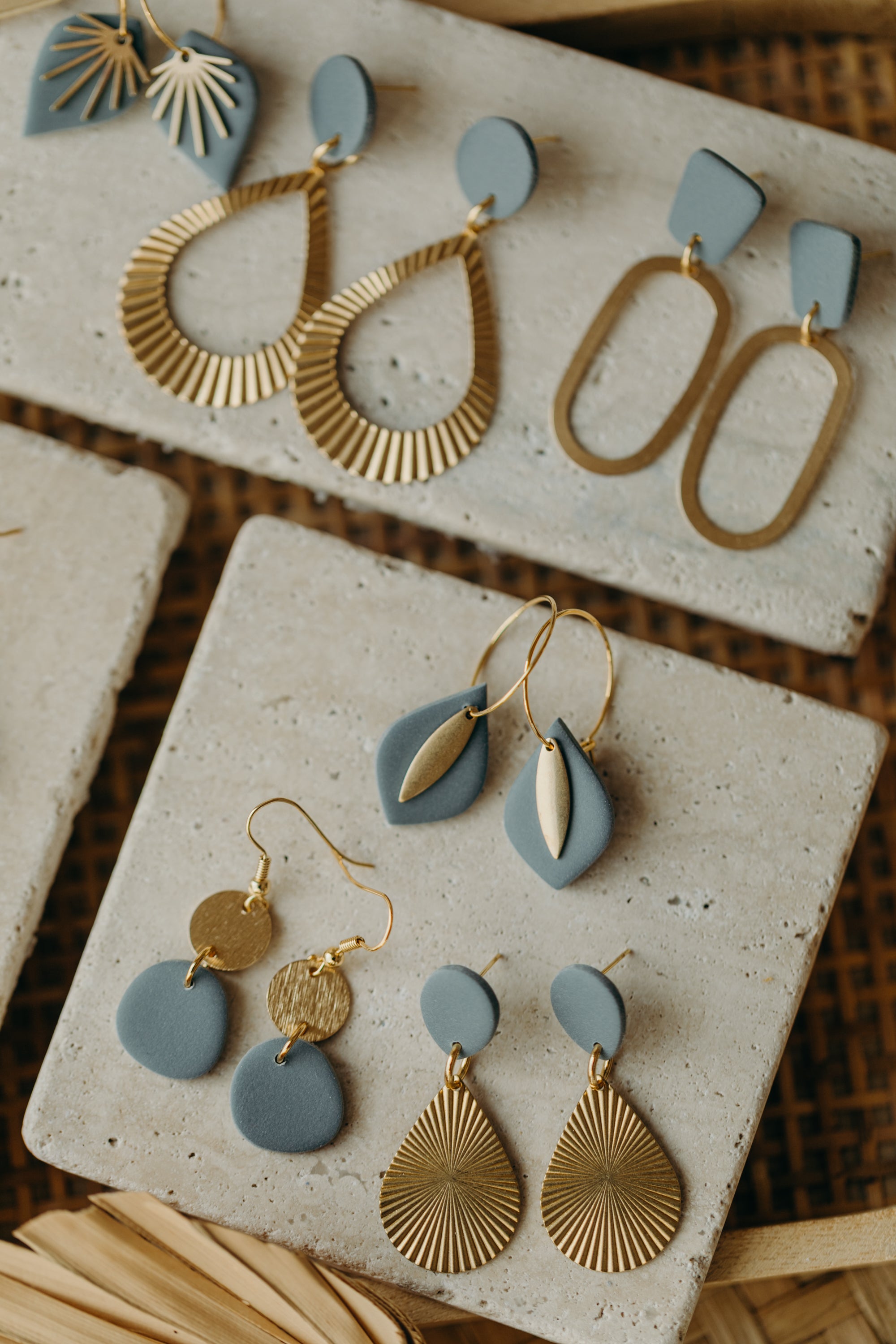 KEELA - ovale Polymer Ton Ohrring in Rauchblau