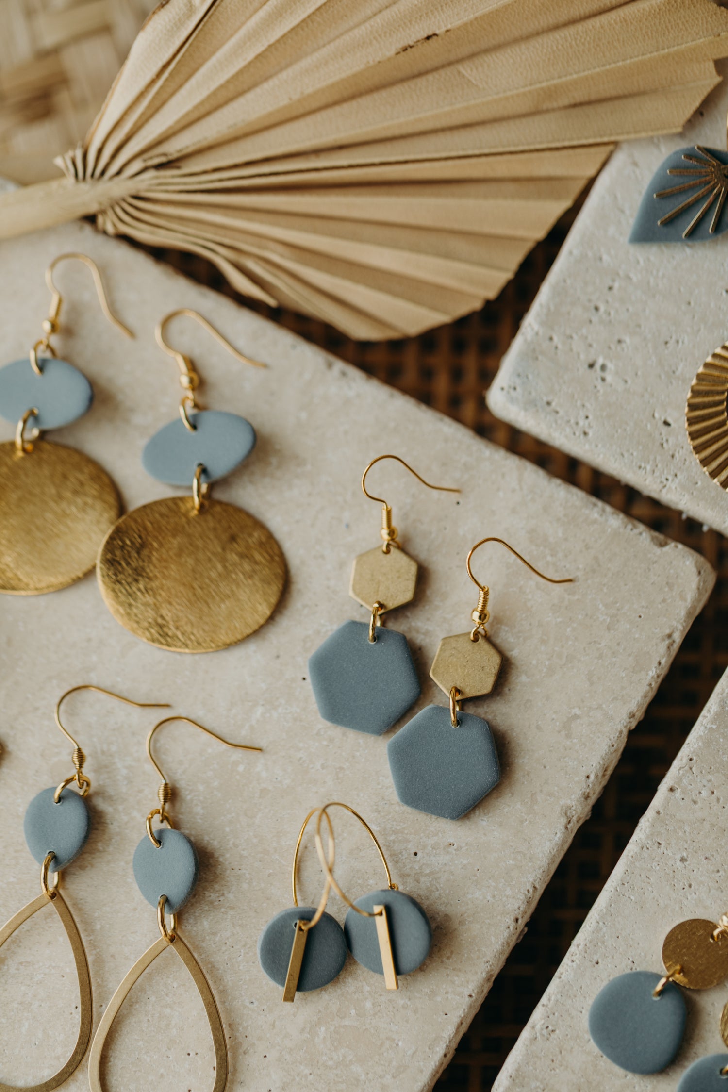 RAVI - runde Polymer Ton Creolen mit langem Messing Anhänger in Rauchblau