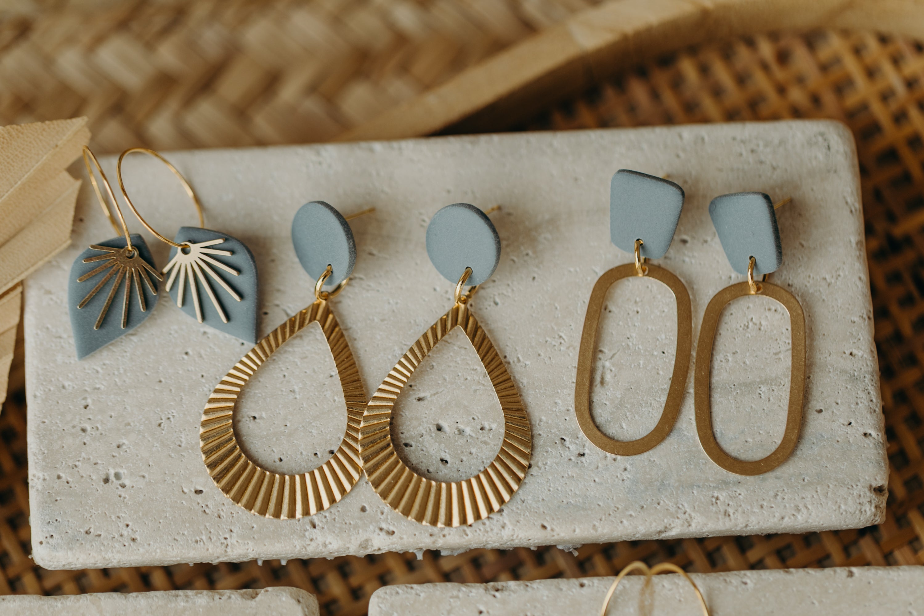 MIKU - Polymer Ton Ohrring in Rauchblau