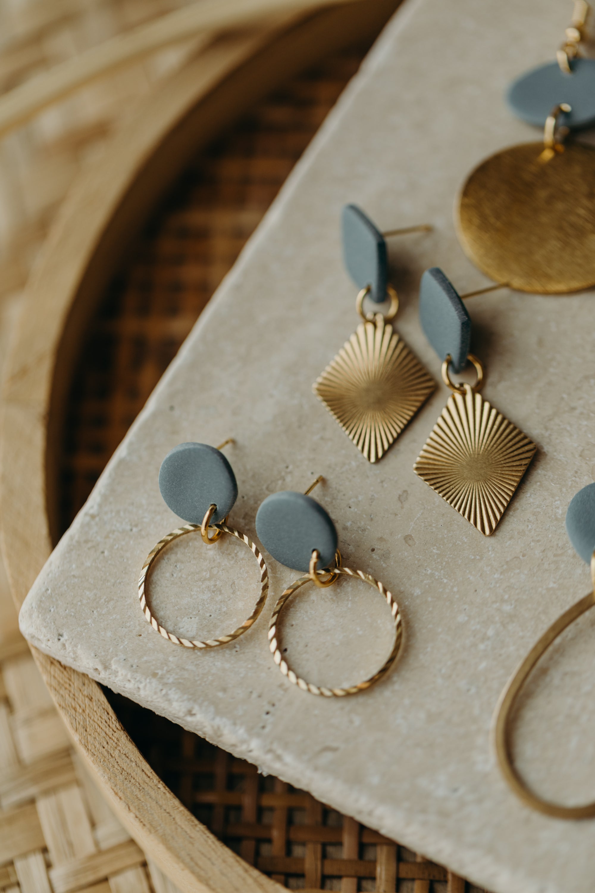 ROYA - leichte Messing Ohrringe mit Raute aus Polymer Ton in Rauchblau