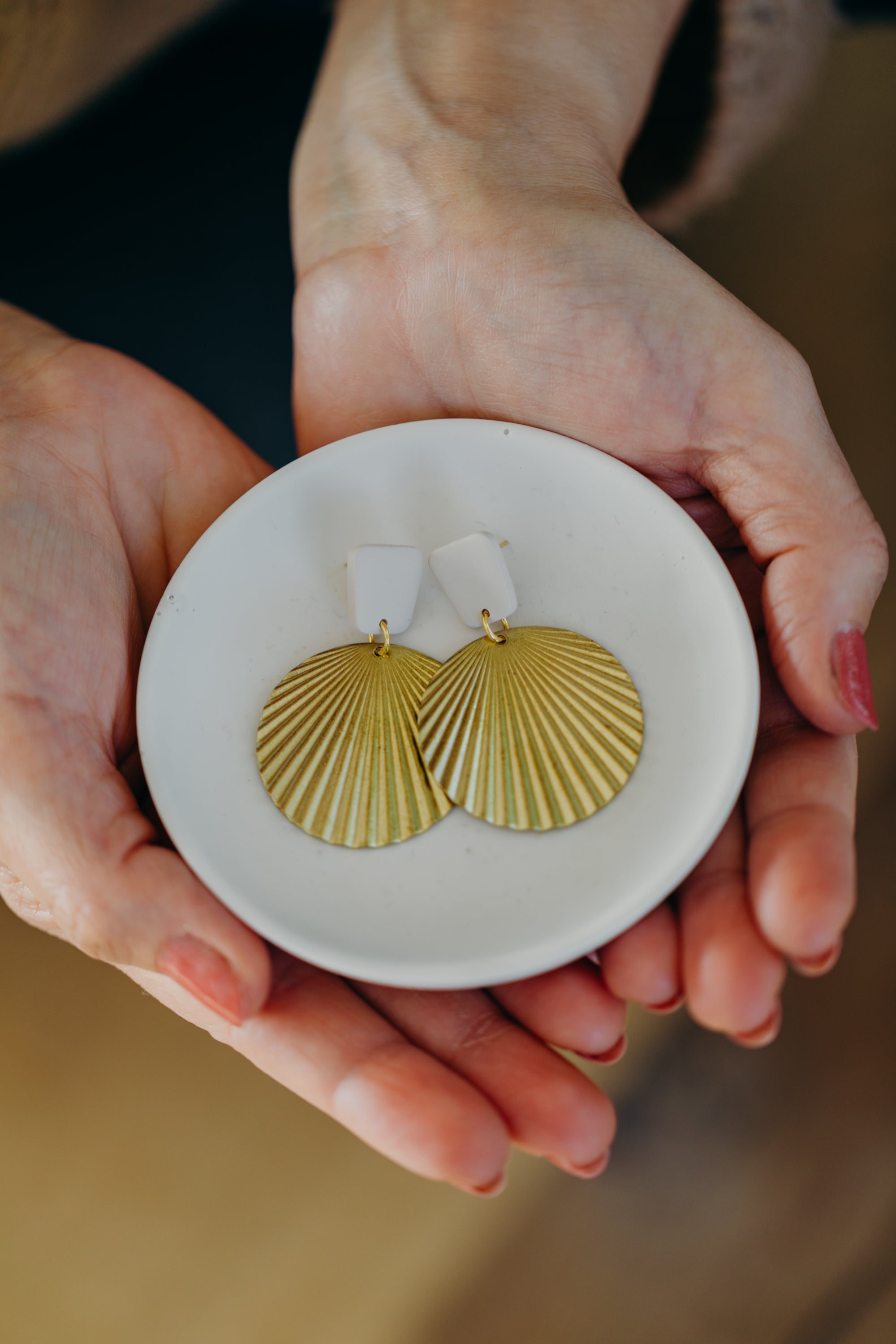 ANI - große Muschel Ohrringe aus Polymer Ton Ohrringe mit rundem Messinganhänger