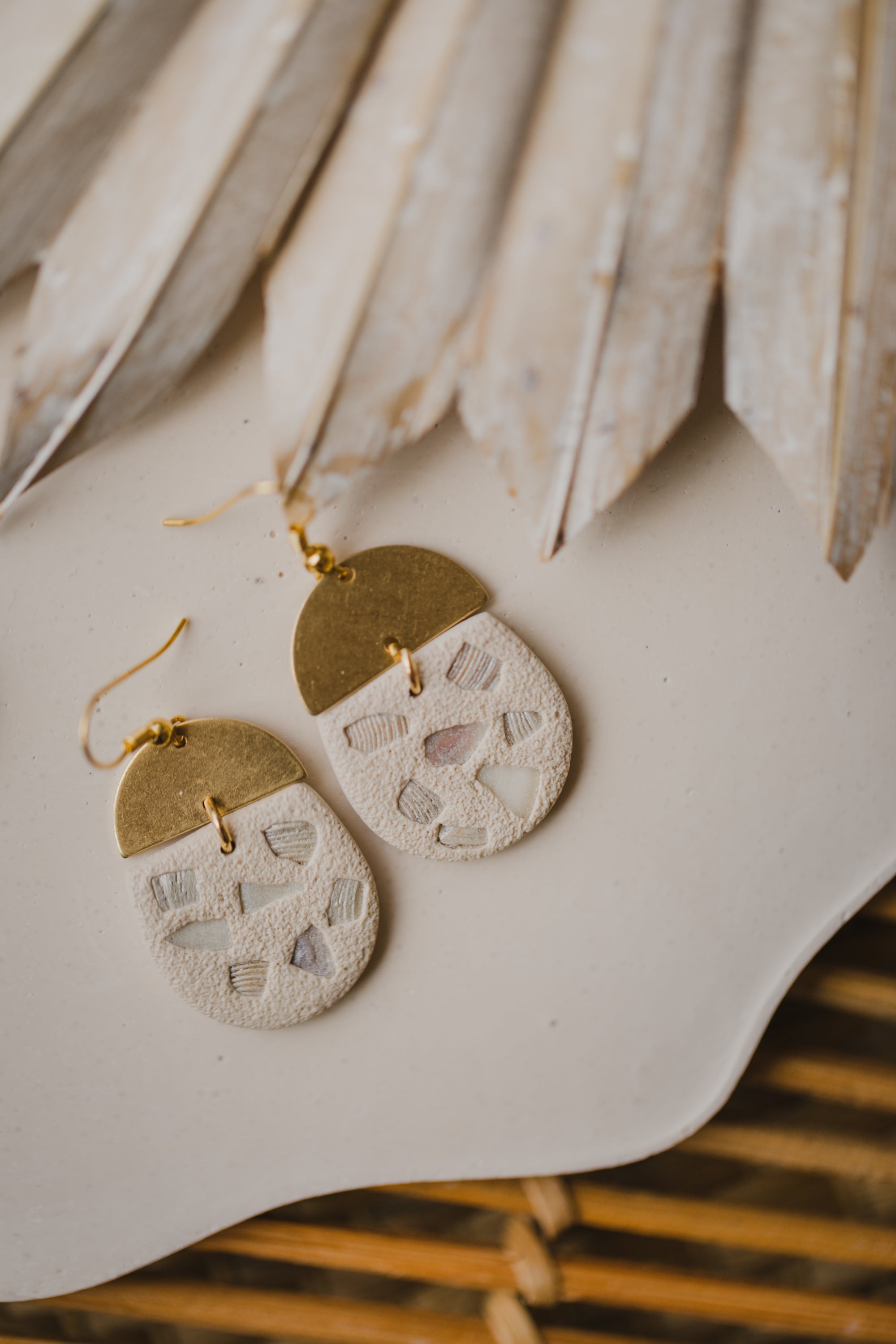 BRITTA - helle Polymer Ton Ohrringe mit Terrazzo Muster