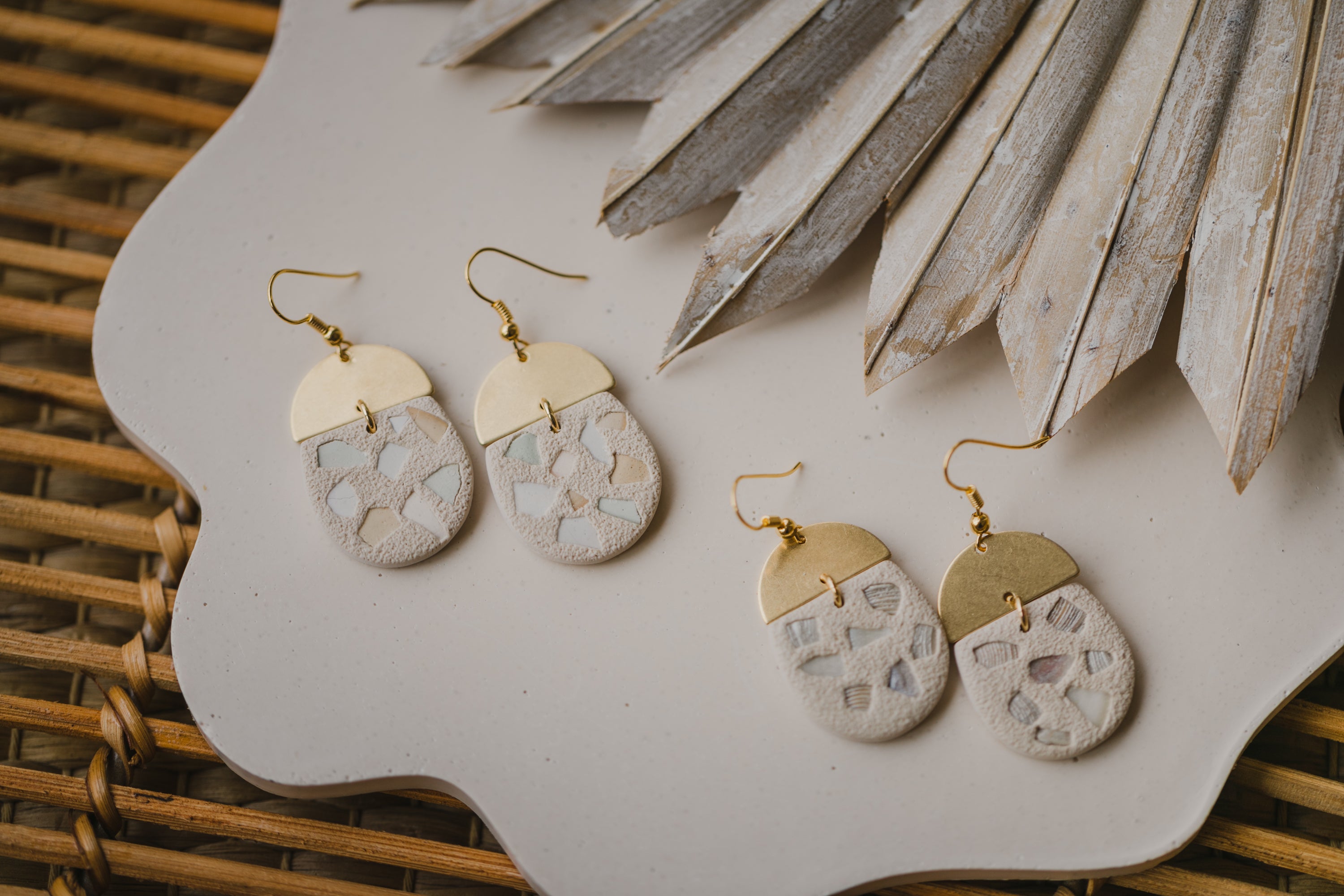 BRITTA - helle Polymer Ton Ohrringe mit Terrazzo Muster