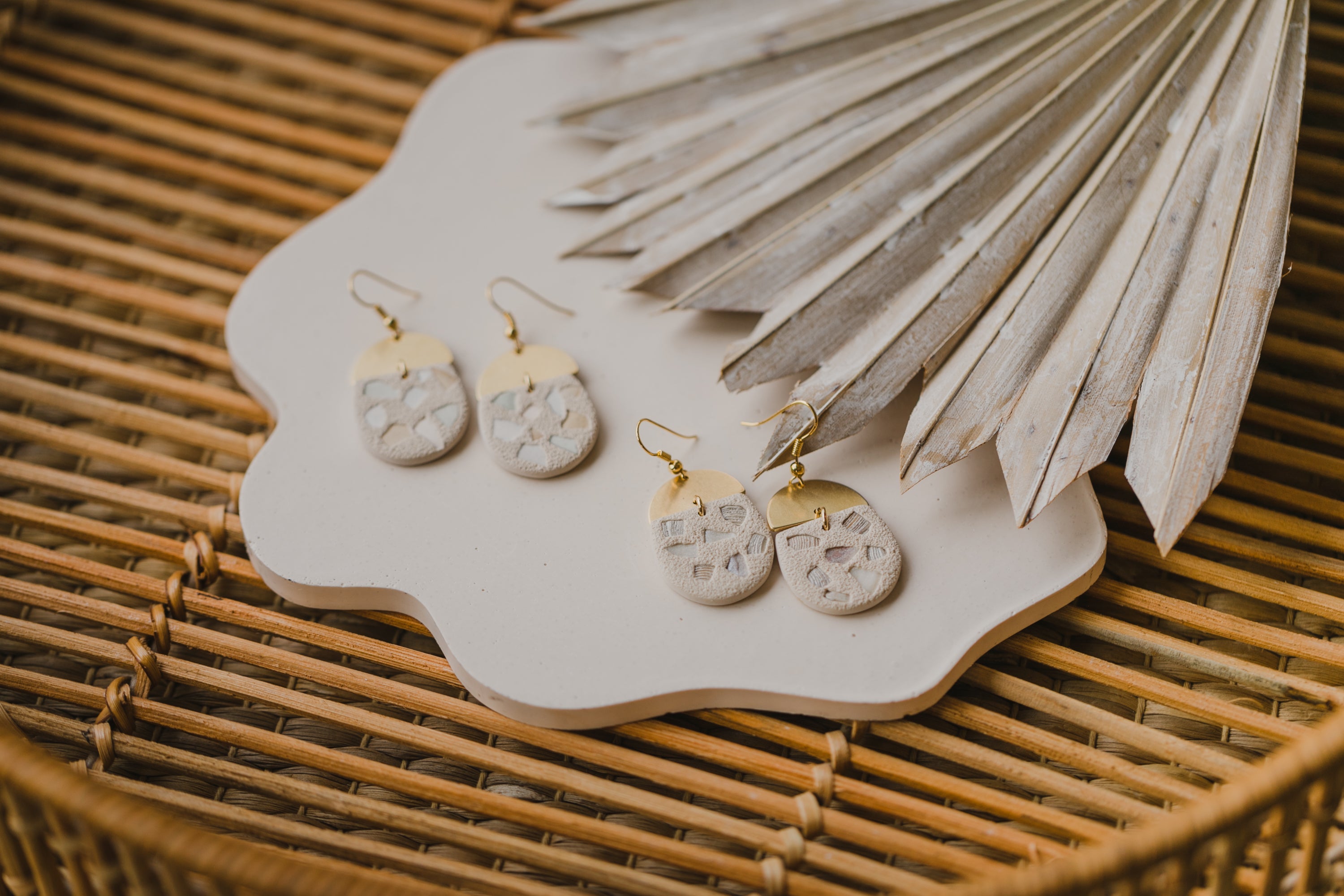 BRITTA - helle Polymer Ton Ohrringe mit Terrazzo Muster