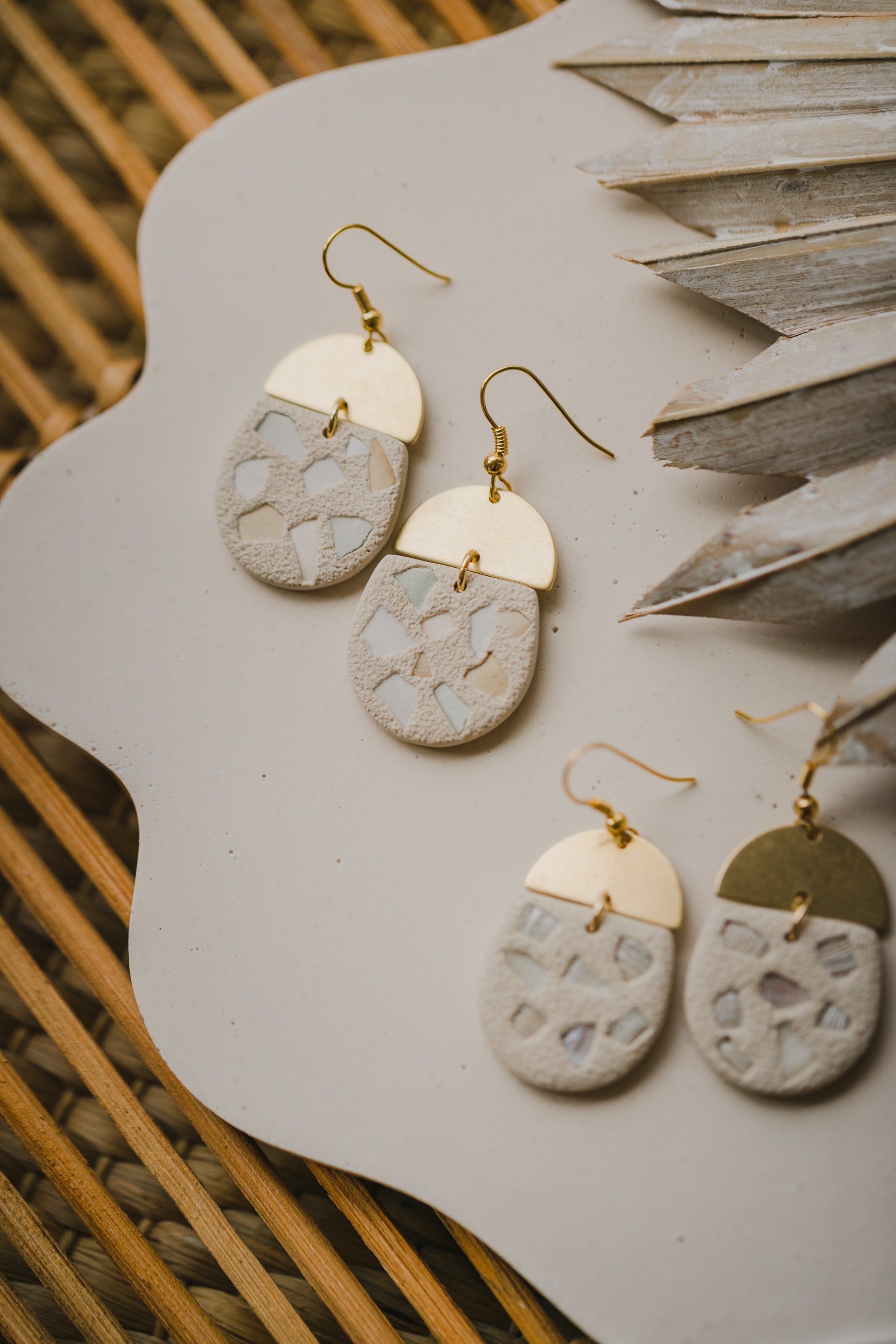 BRITTA - helle Polymer Ton Ohrringe mit Terrazzo Muster