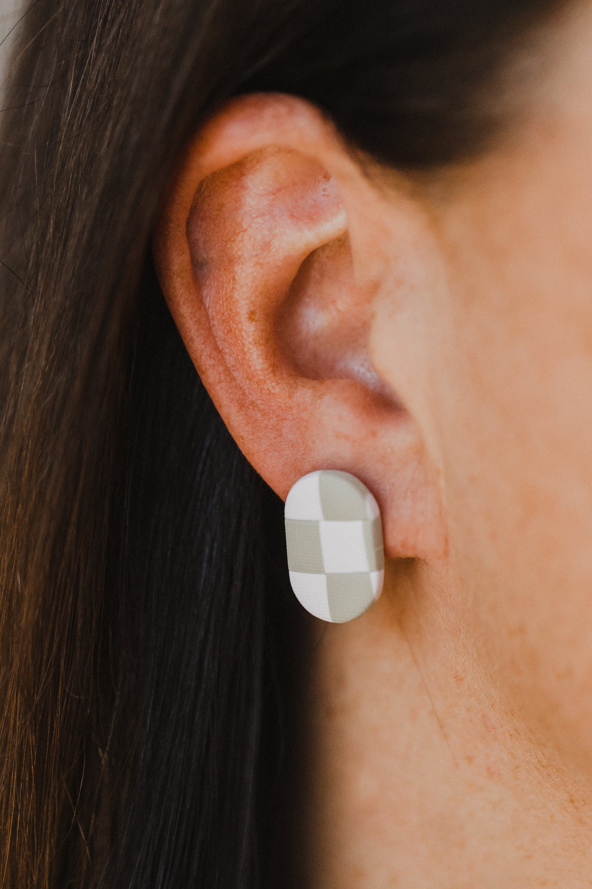 IRIS - ovale Checkerboard Ohrstecker aus Polymer Ton