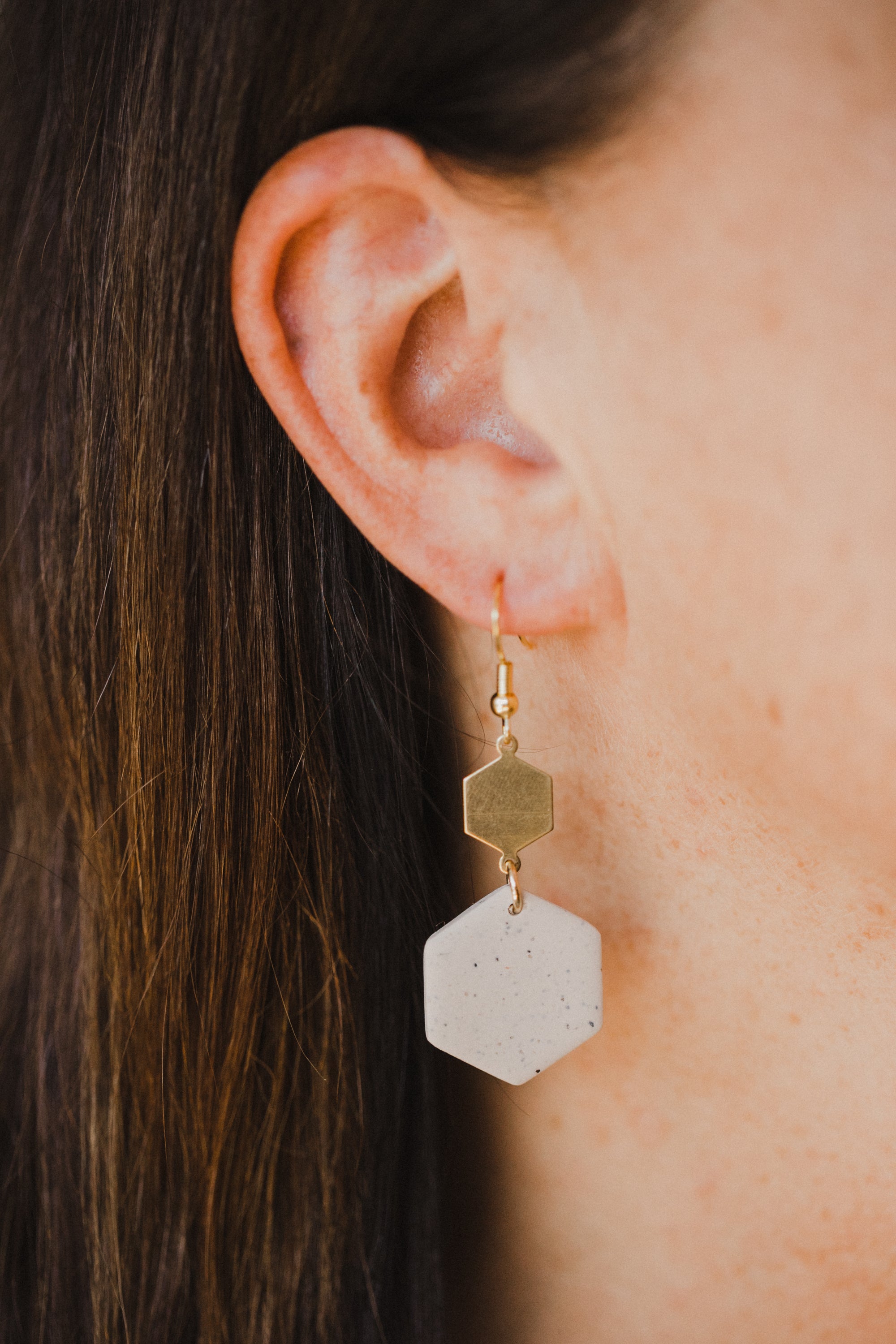 FENJA - sechseckige Polymer Ton Ohrringe in Kalk mit Messinganhänger