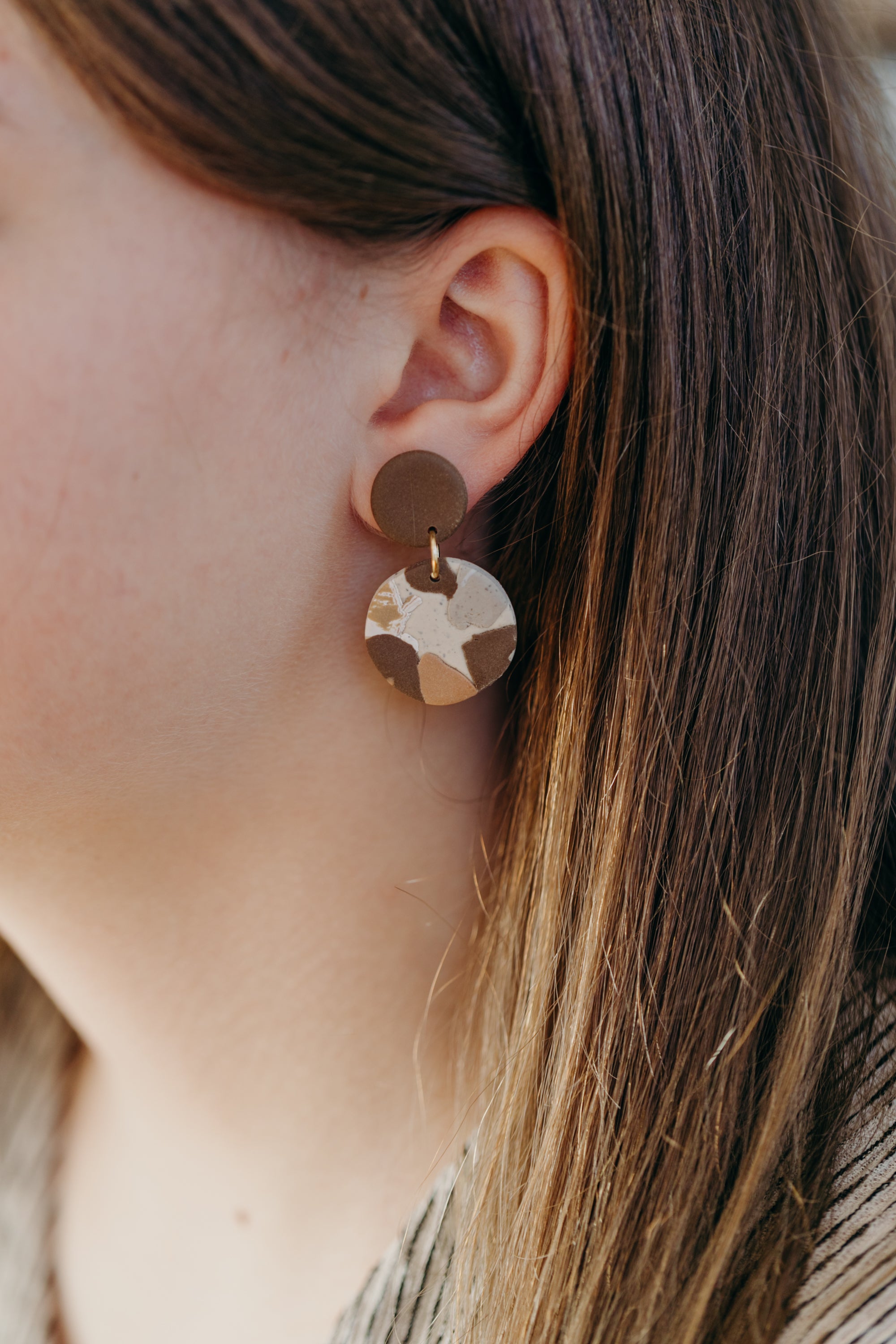 braune runde Terrazzo Ohrringe aus Polymer Ton