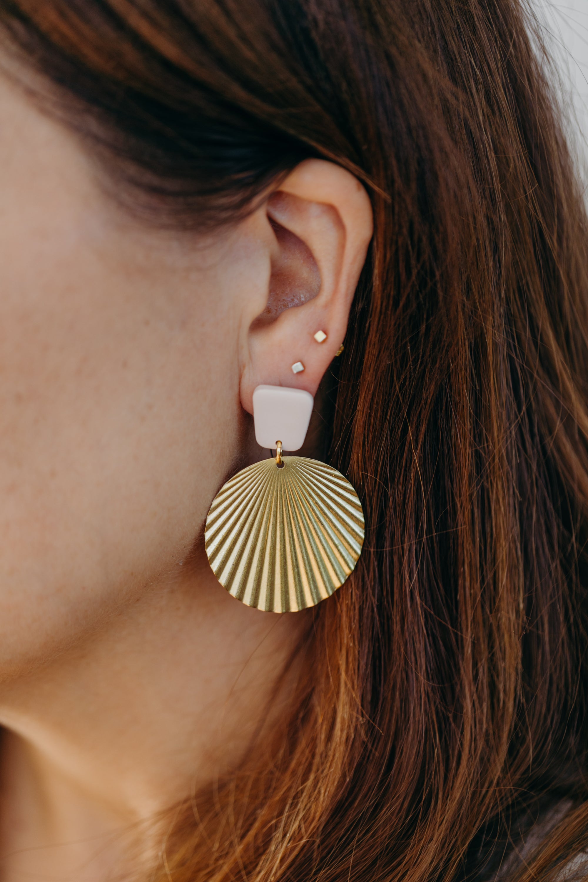 ANI - große Muschel Ohrringe aus Polymer Ton Ohrringe mit rundem Messinganhänger