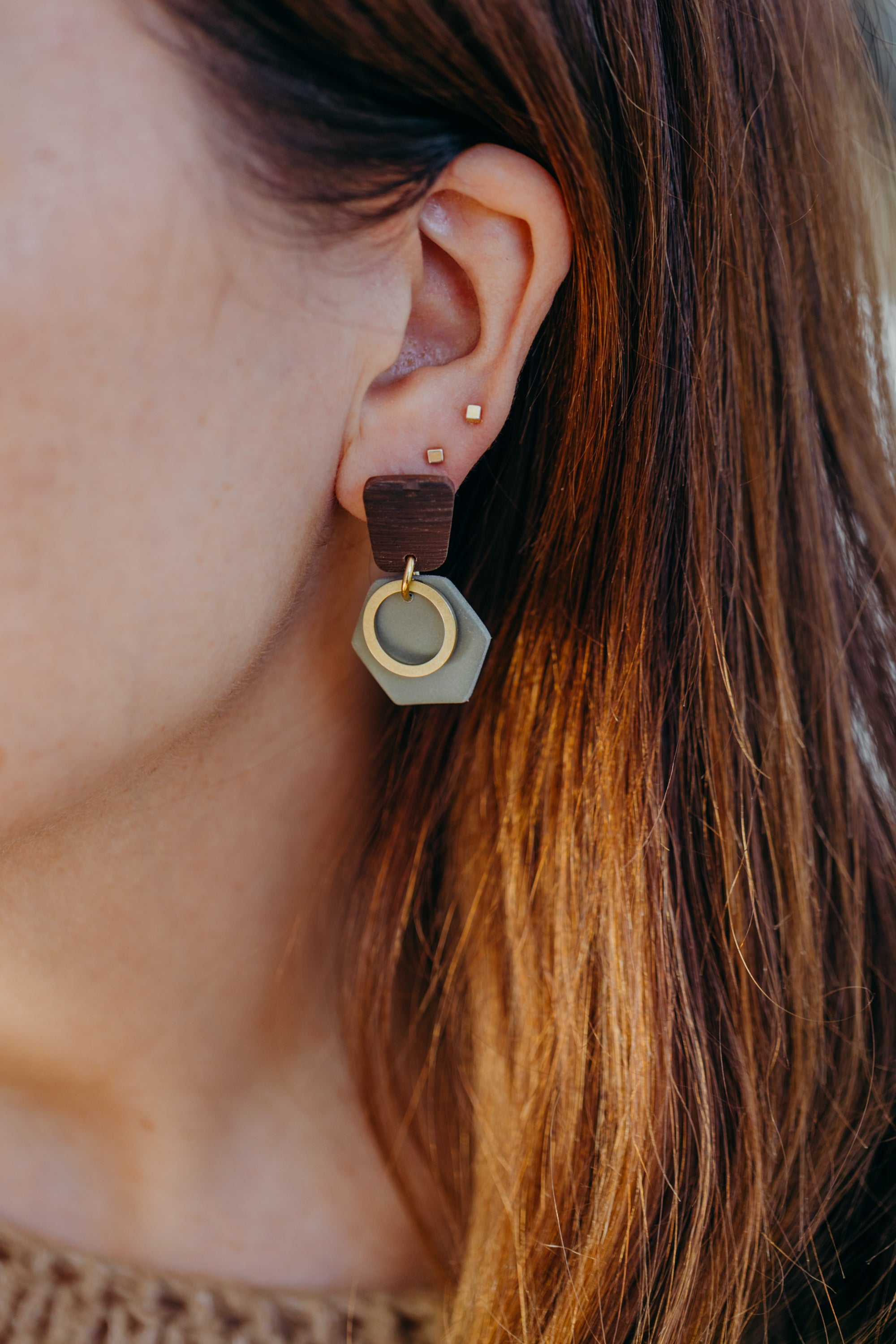 FILOU - sechseckige eukalyptus grüne Ohrringe aus Polymer Ton mit braunem Ohrstecker in Holzoptik