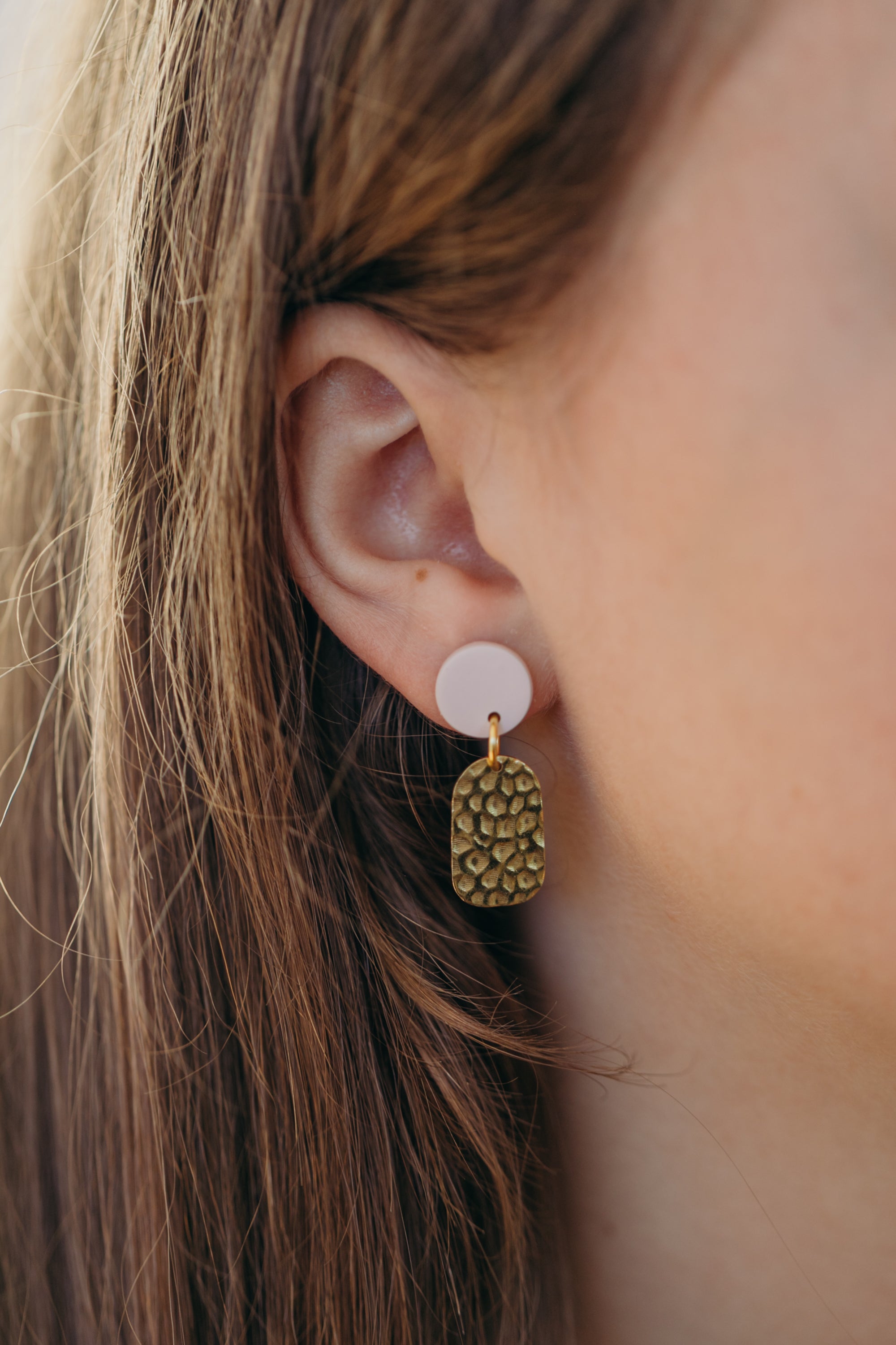 PINA - kleine ovale Messing Ohrringe mit rundem Ohrstecker aus Polymer Ton