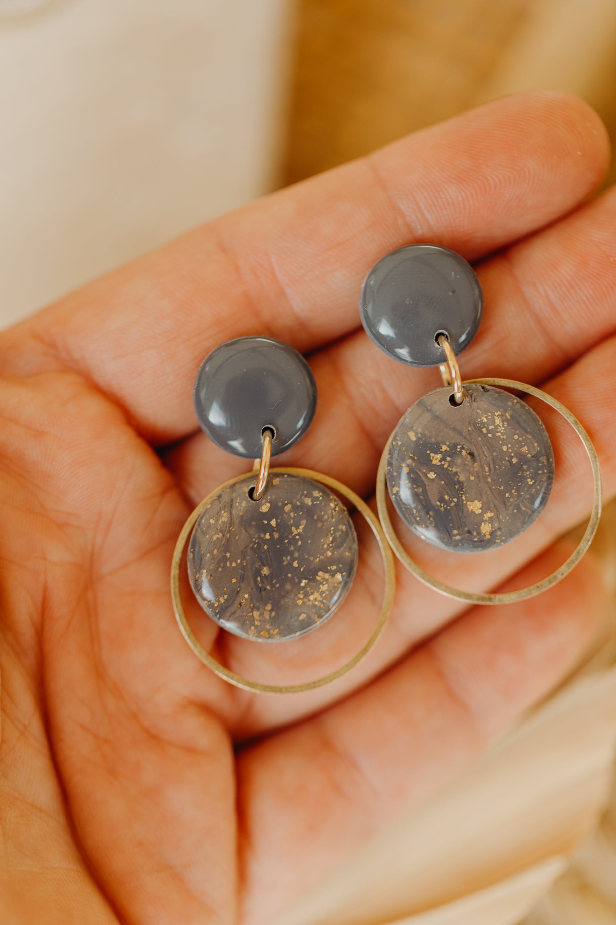 KAHO - runde grau-lila Polymer Ton Ohrringe mit Blattgold