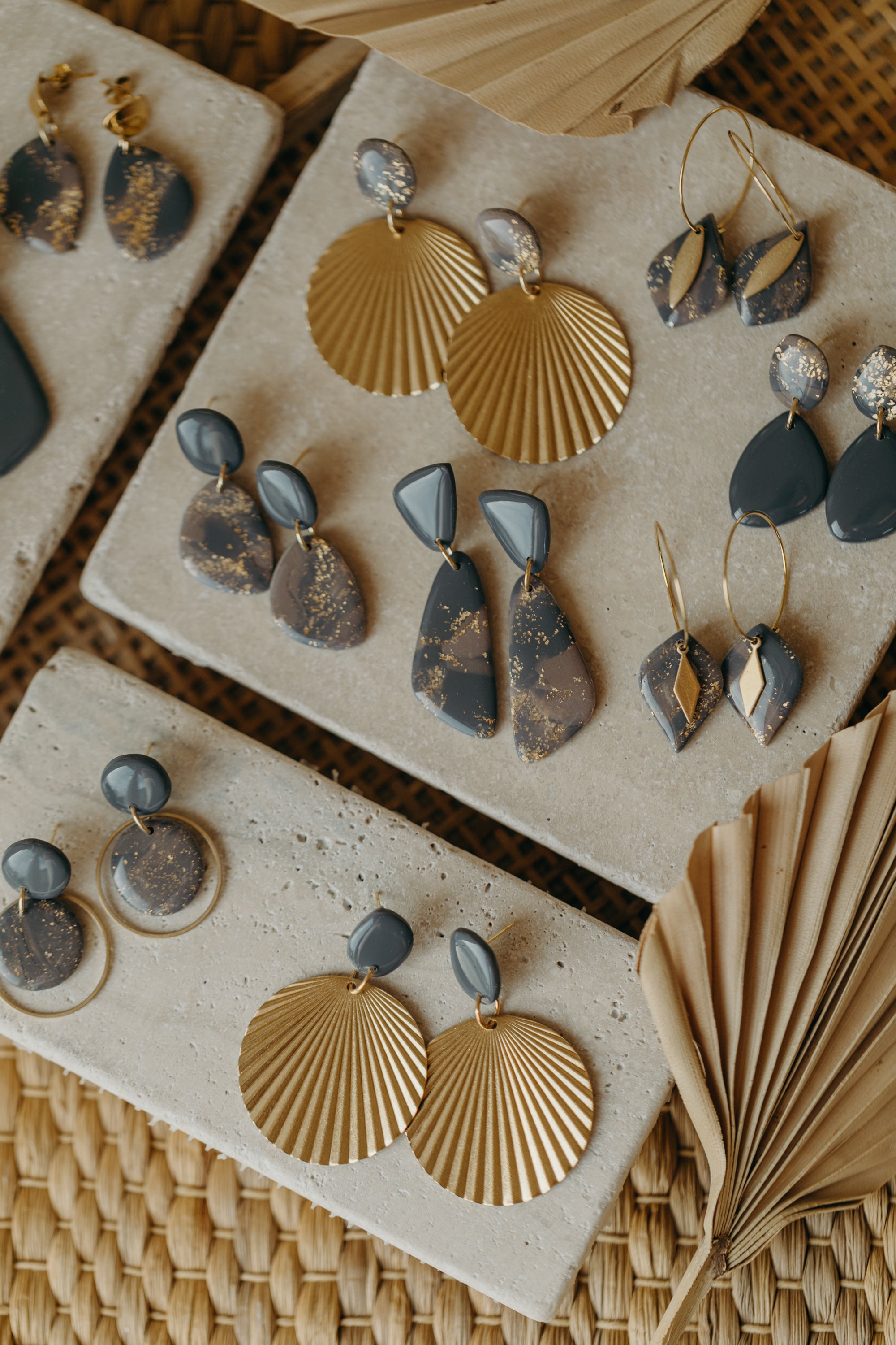 ZAZA - tropfenförmige grau-lila Polymer Ton Ohrringe mit Blattgold