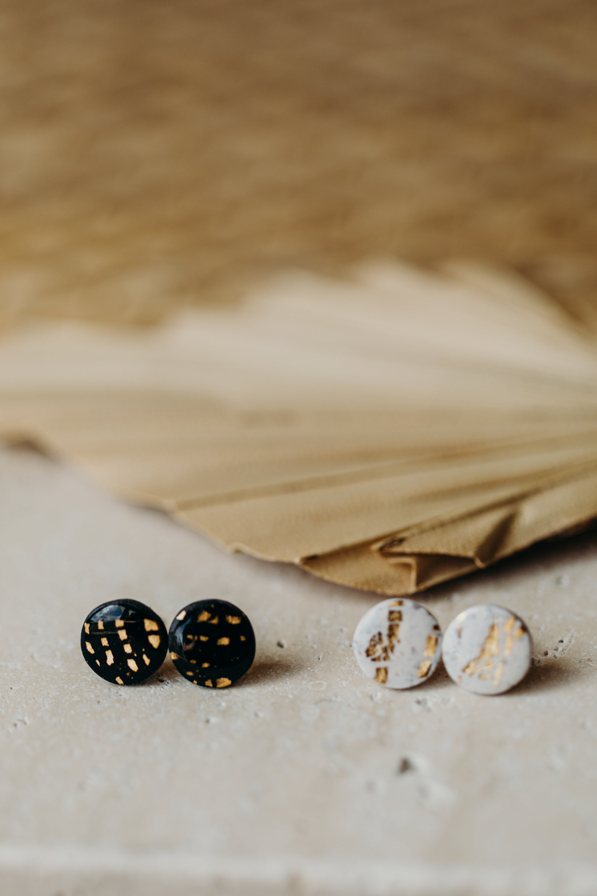 kleine runde Ohrstecker aus Polymer Ton mit Blattgold