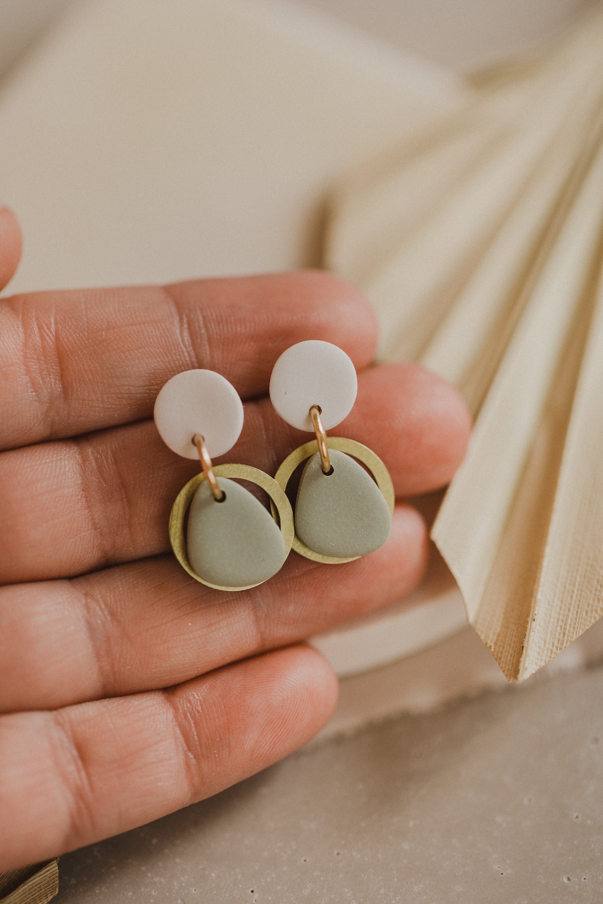 YEMA - kleine zweifarbige Polymer Ton Ohrringe