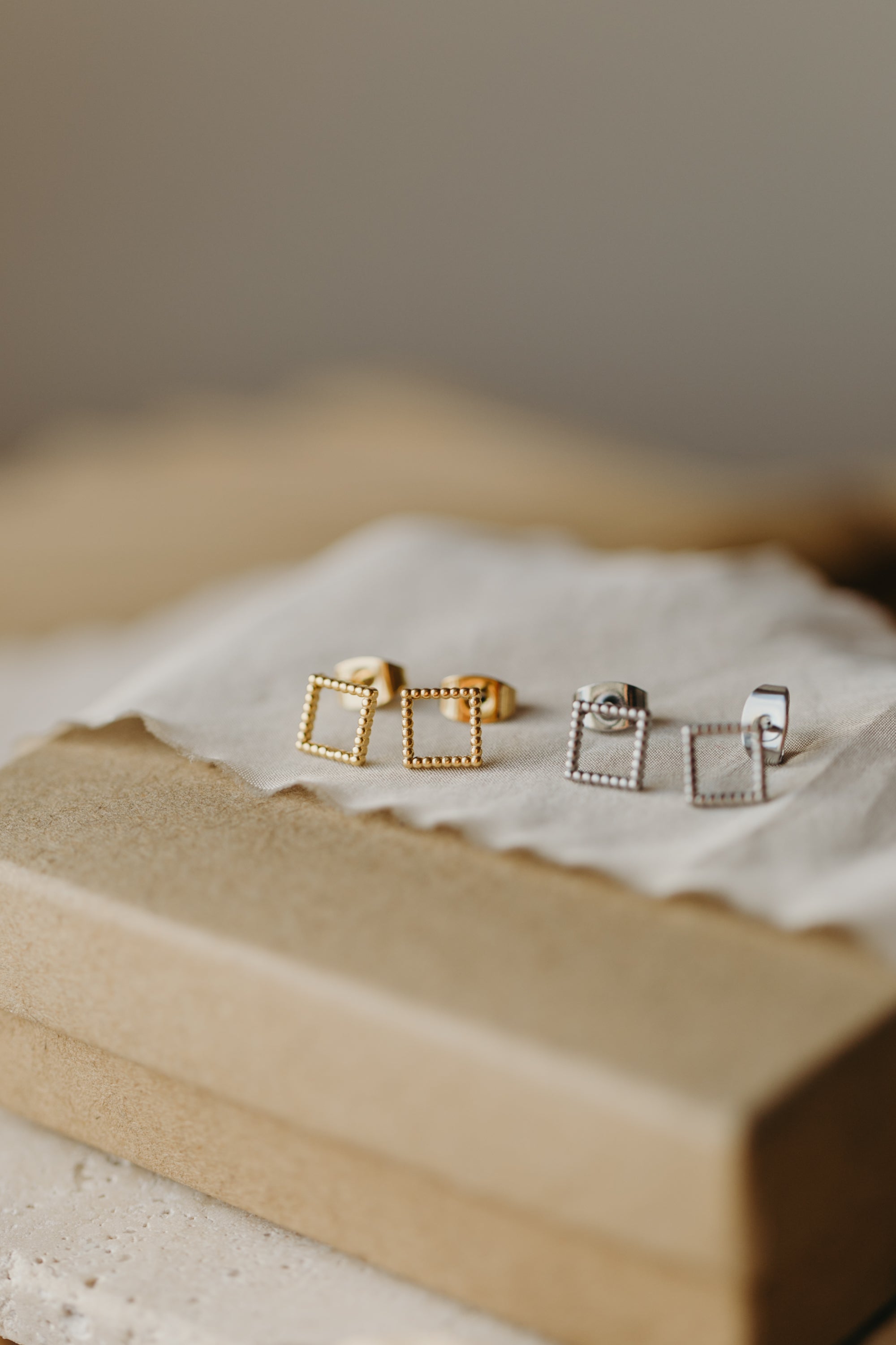 rechteckige Ohrstecker mit kleinen Punkten