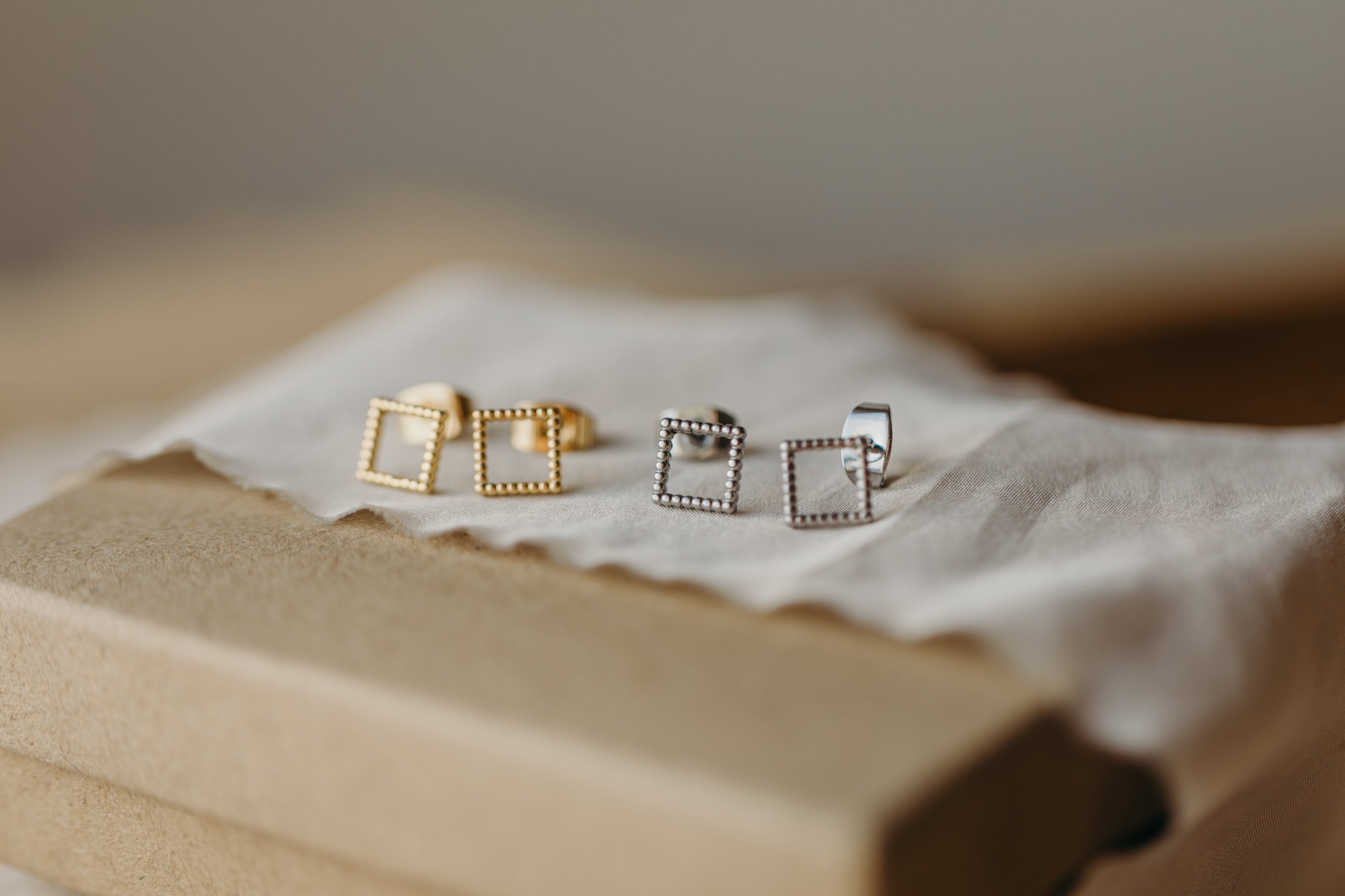 rechteckige Ohrstecker mit kleinen Punkten