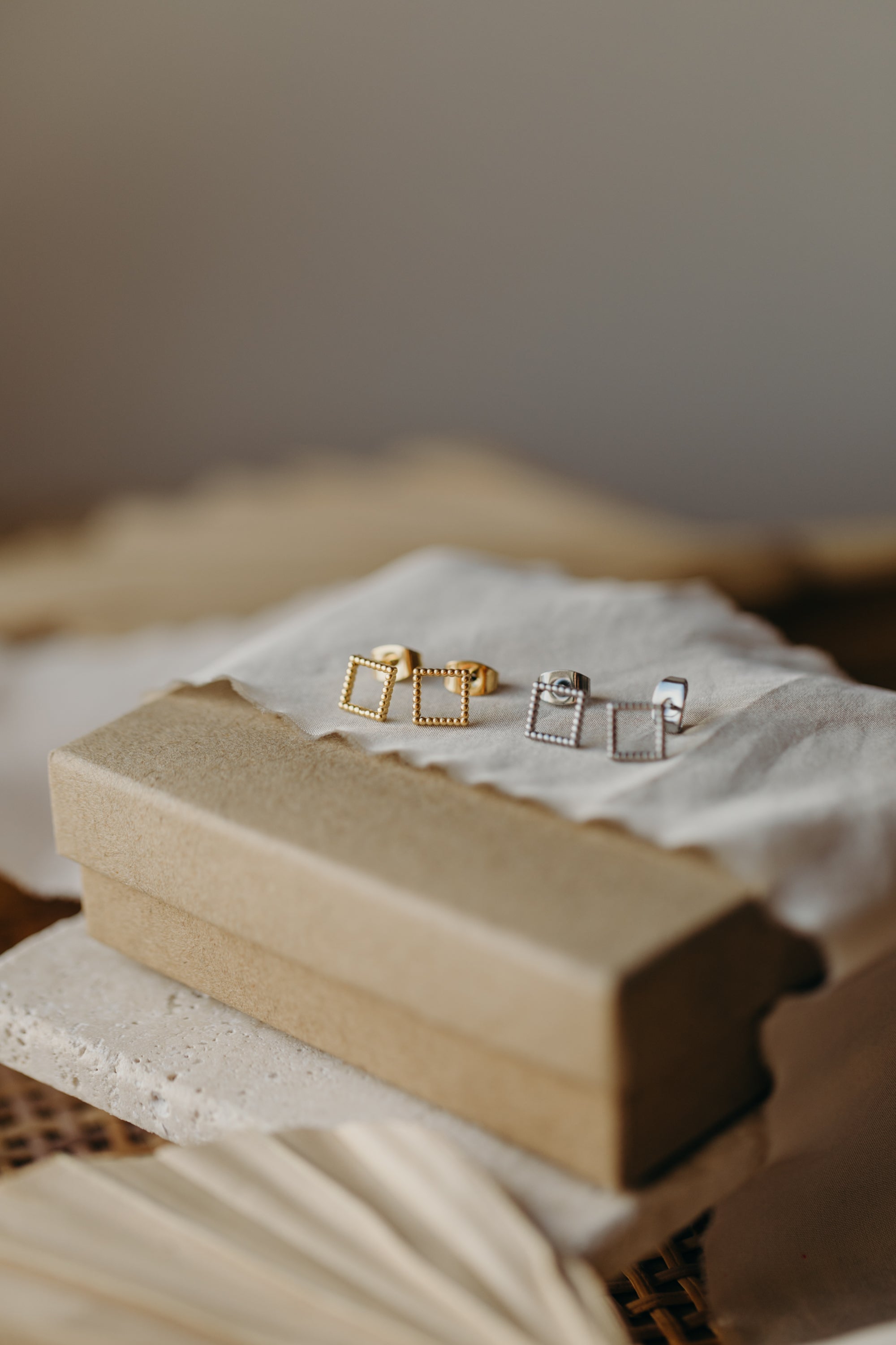 rechteckige Ohrstecker mit kleinen Punkten