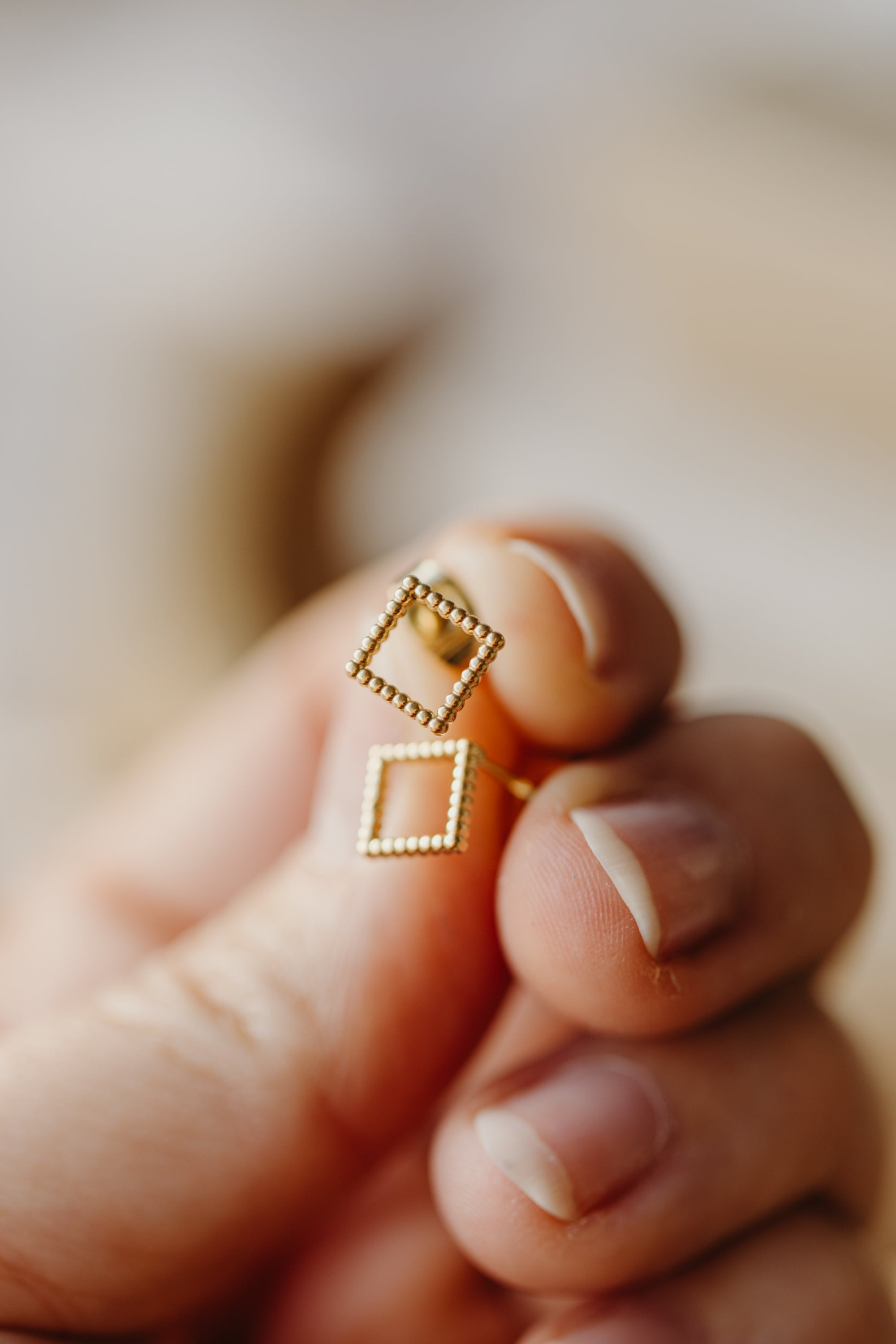 rechteckige Ohrstecker mit kleinen Punkten