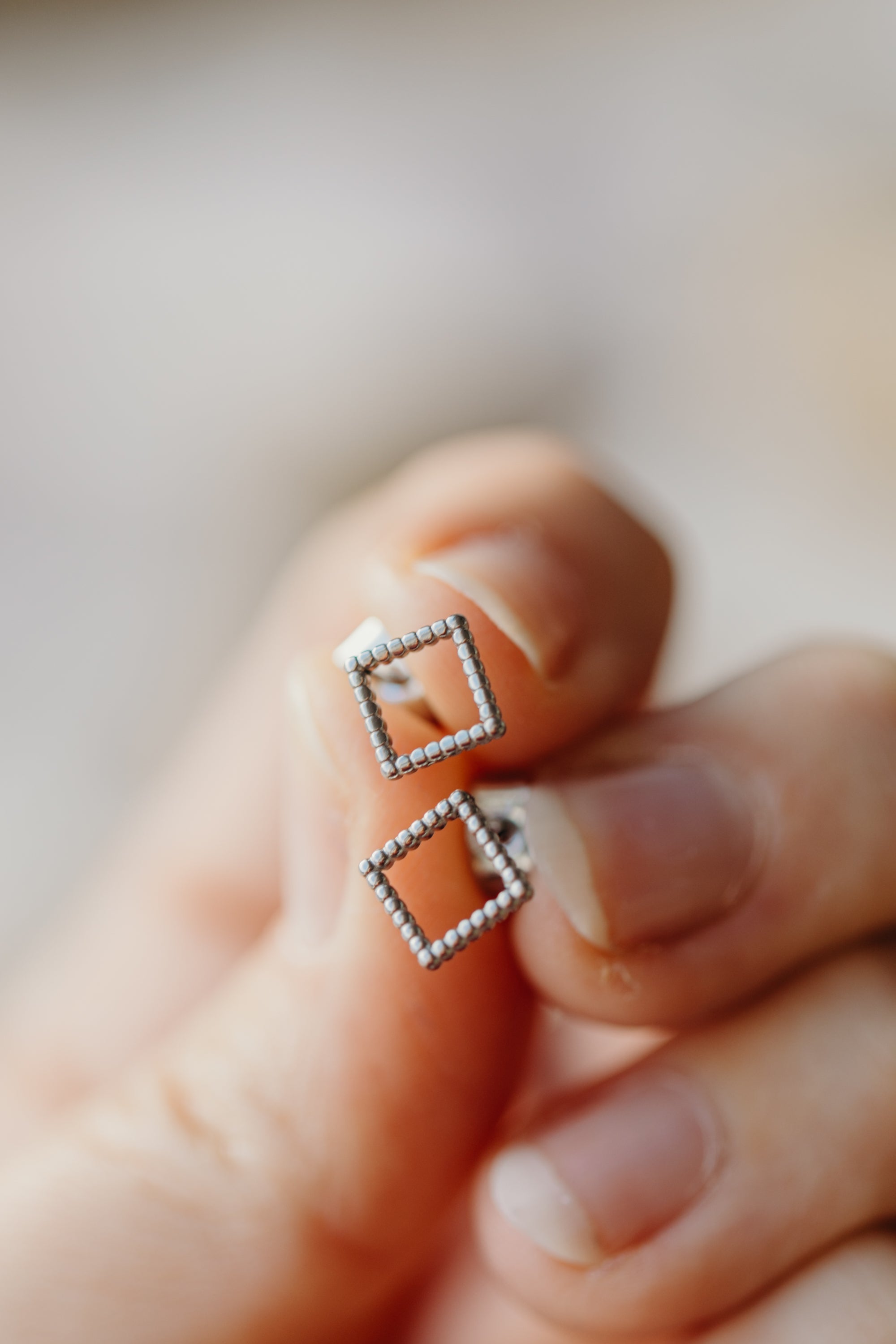 rechteckige Ohrstecker mit kleinen Punkten