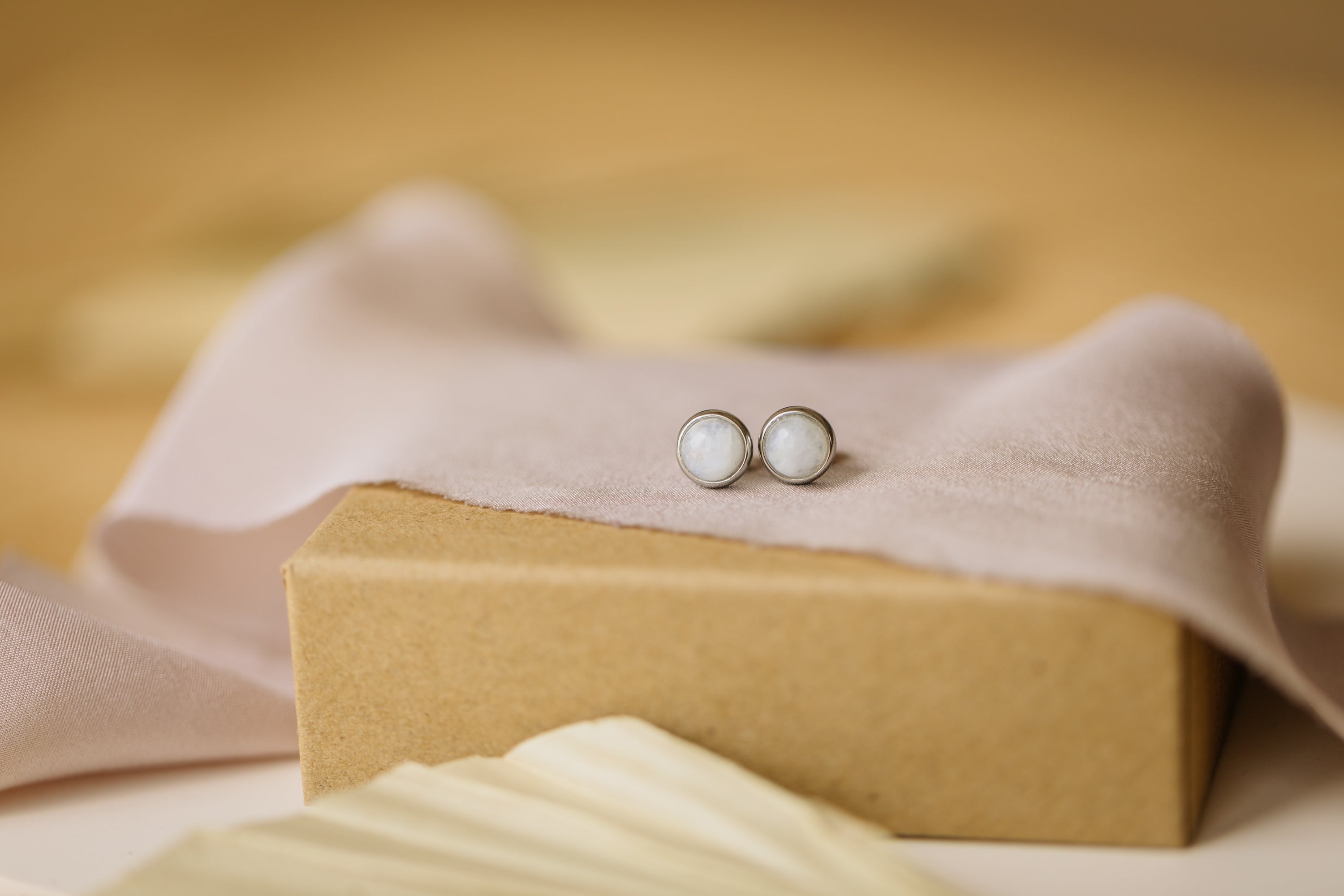 weiße Mondstein Edelstein Ohrstecker Silber (6 mm)