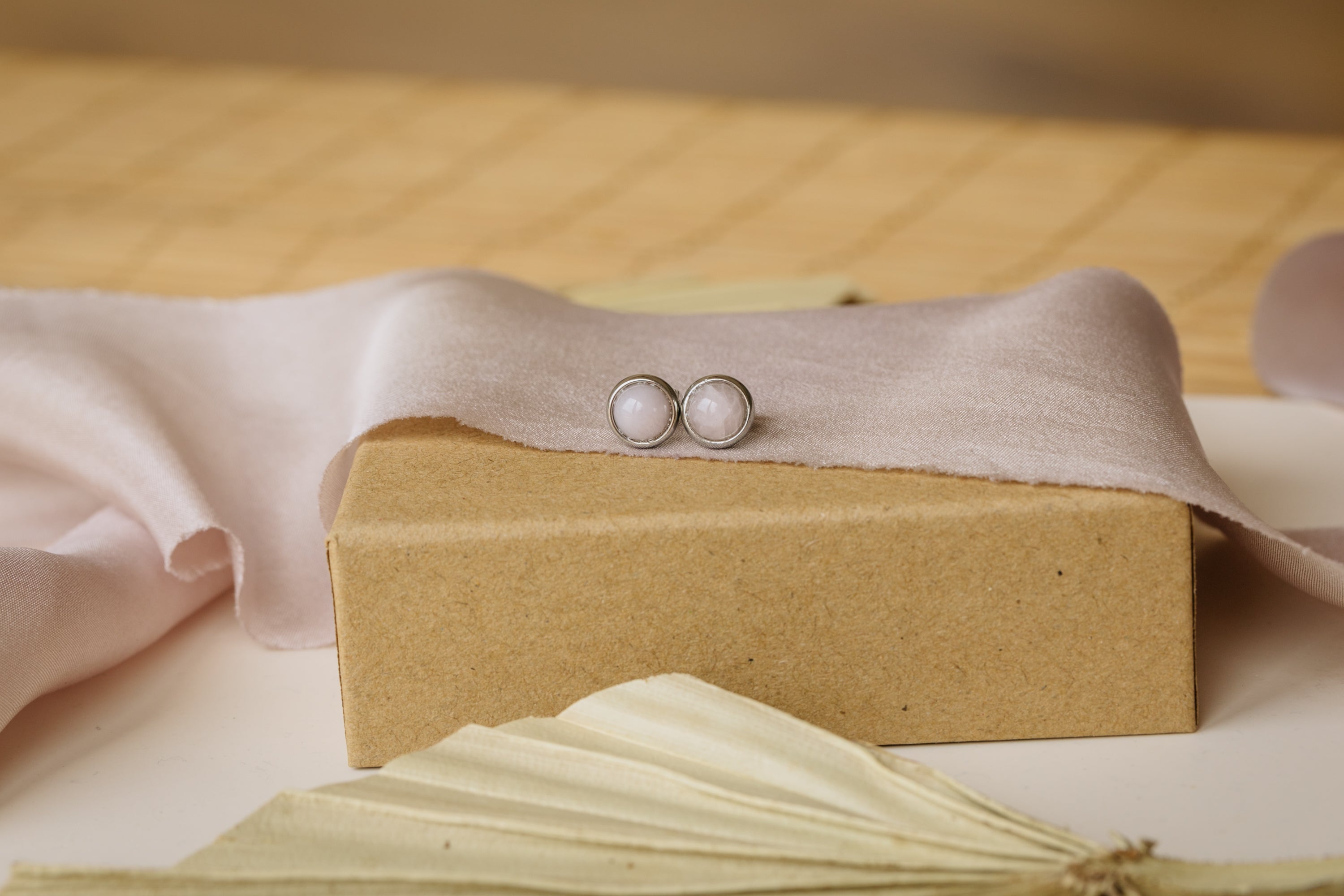 weiße Mondstein Edelstein Ohrstecker Silber (6 mm)