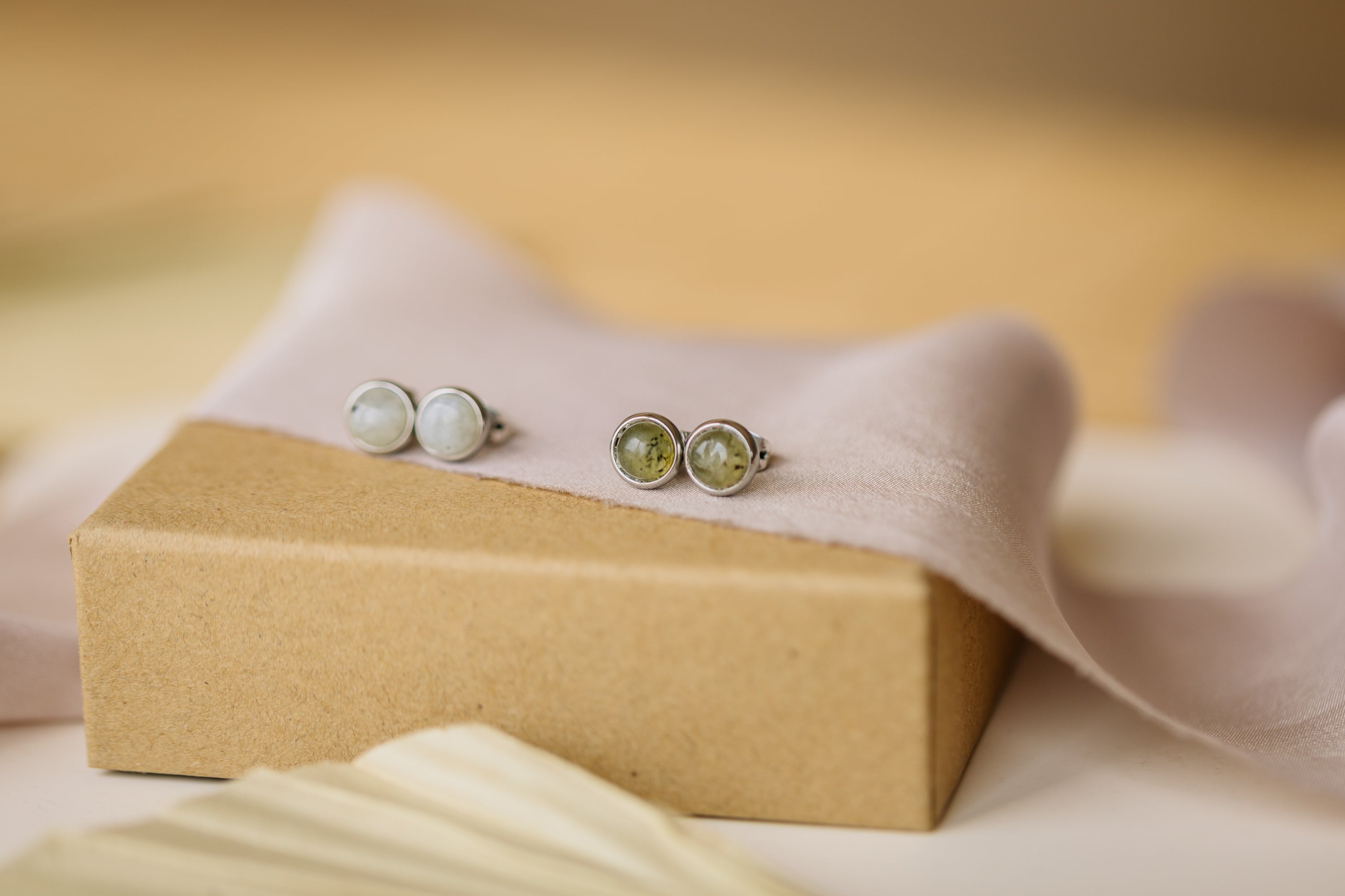 gray labradorite gemstone stud earrings silver (6 mm)