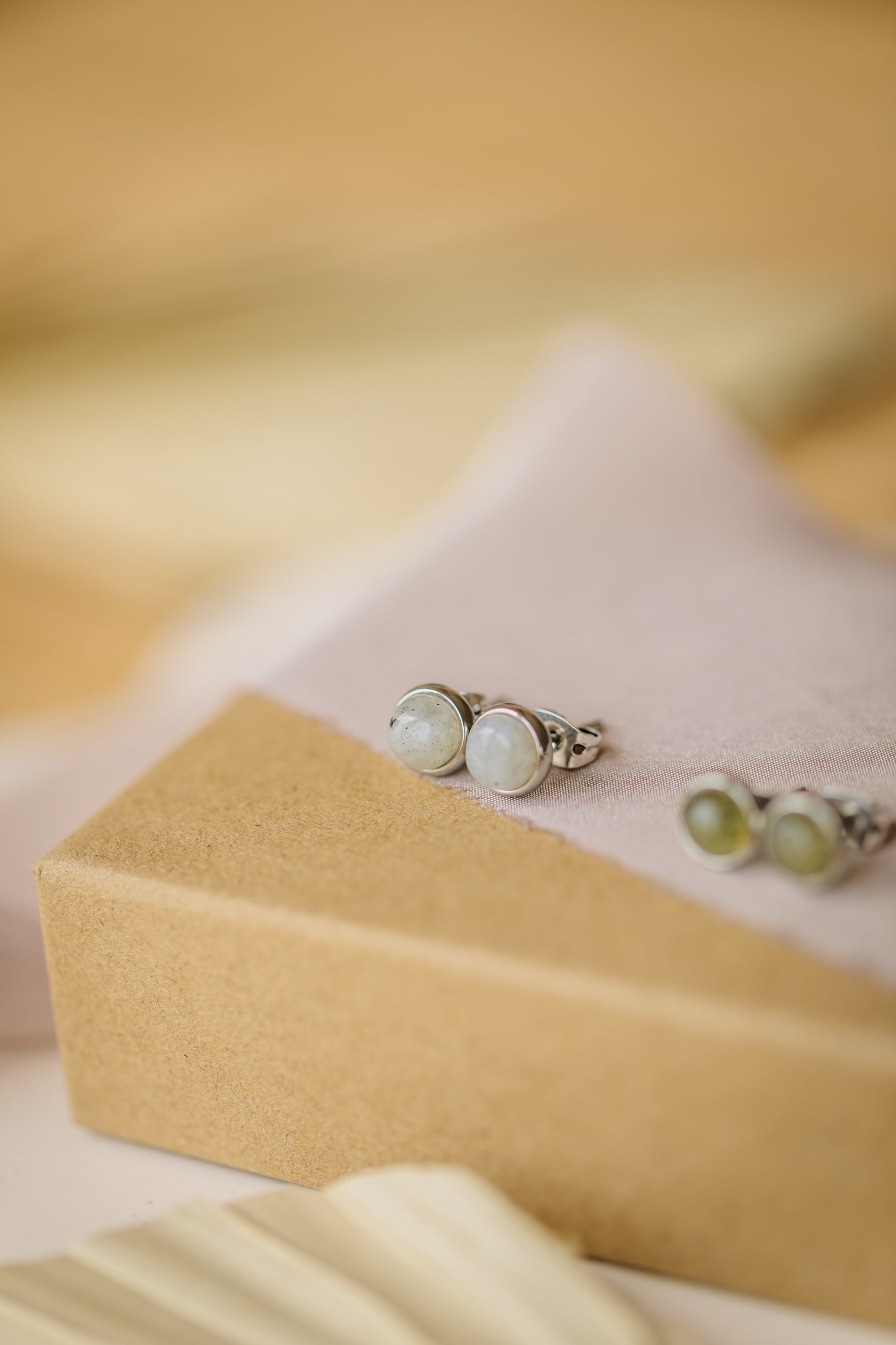 gray labradorite gemstone stud earrings silver (6 mm)