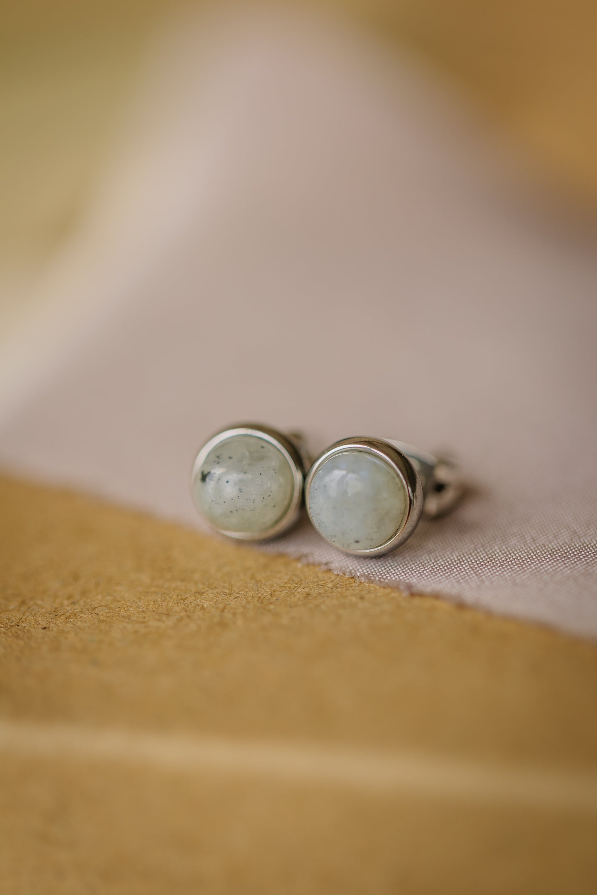 gray labradorite gemstone stud earrings silver (6 mm)