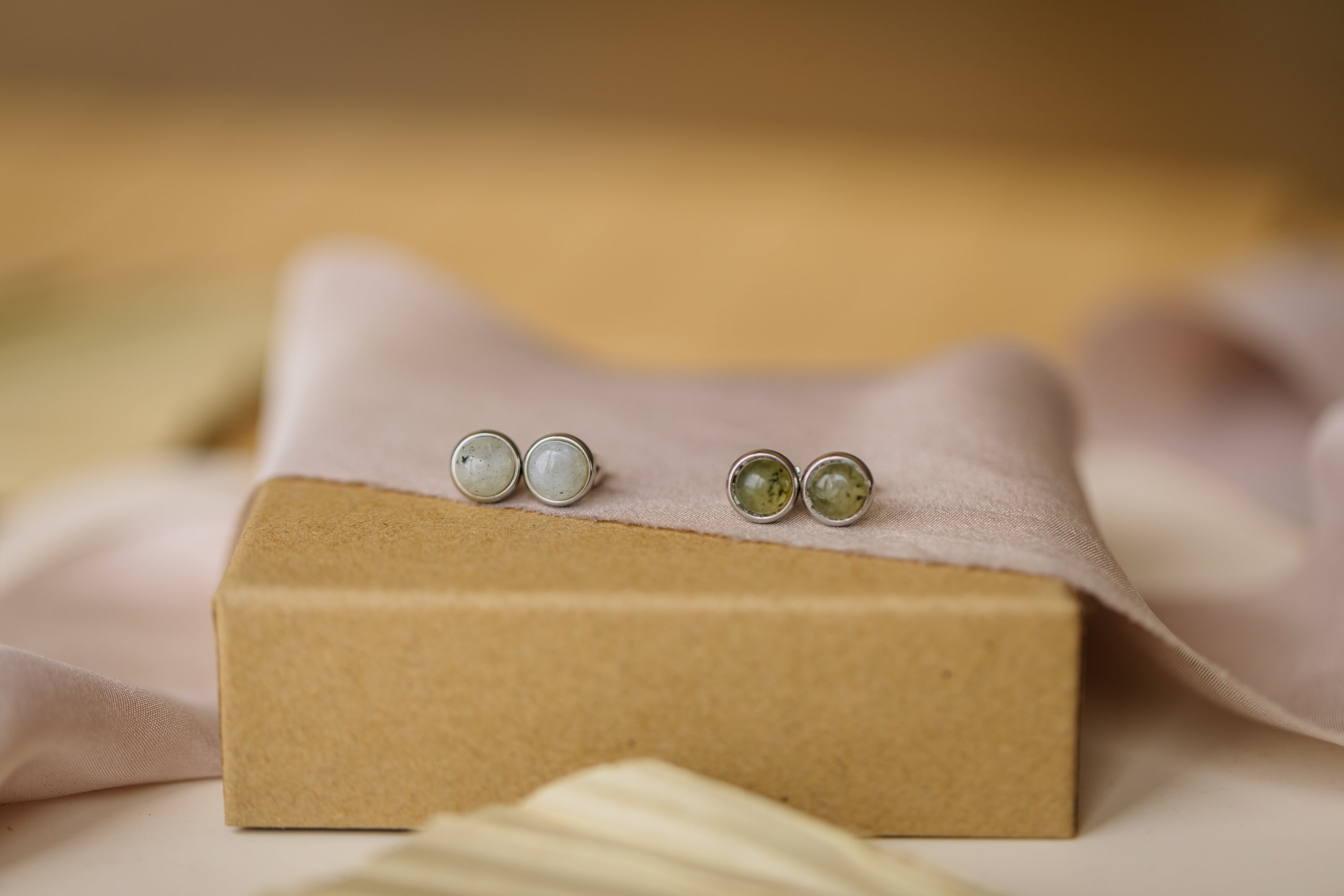 gray labradorite gemstone stud earrings silver (6 mm)