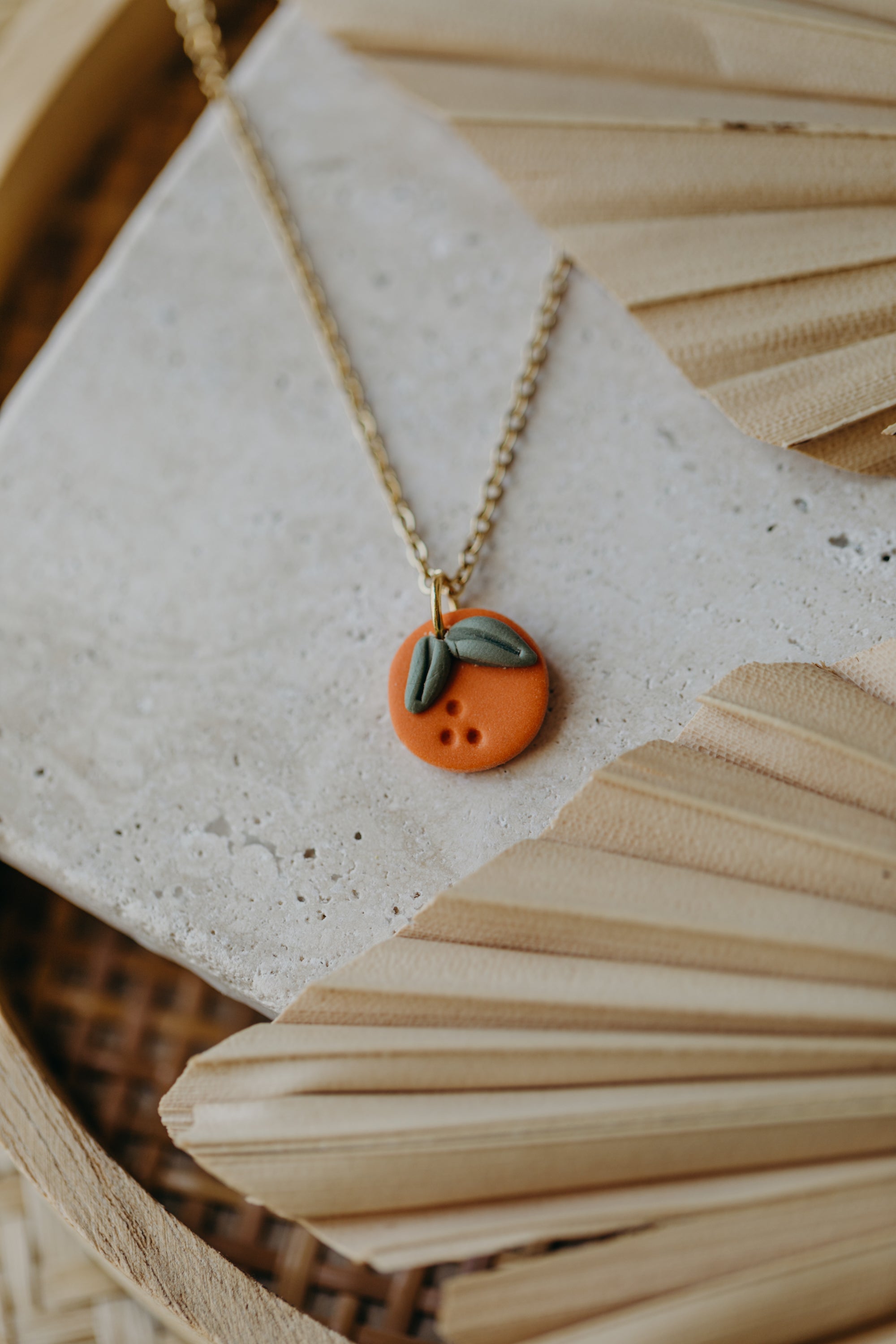 Halskette mit kleiner Orange aus Polymer Ton