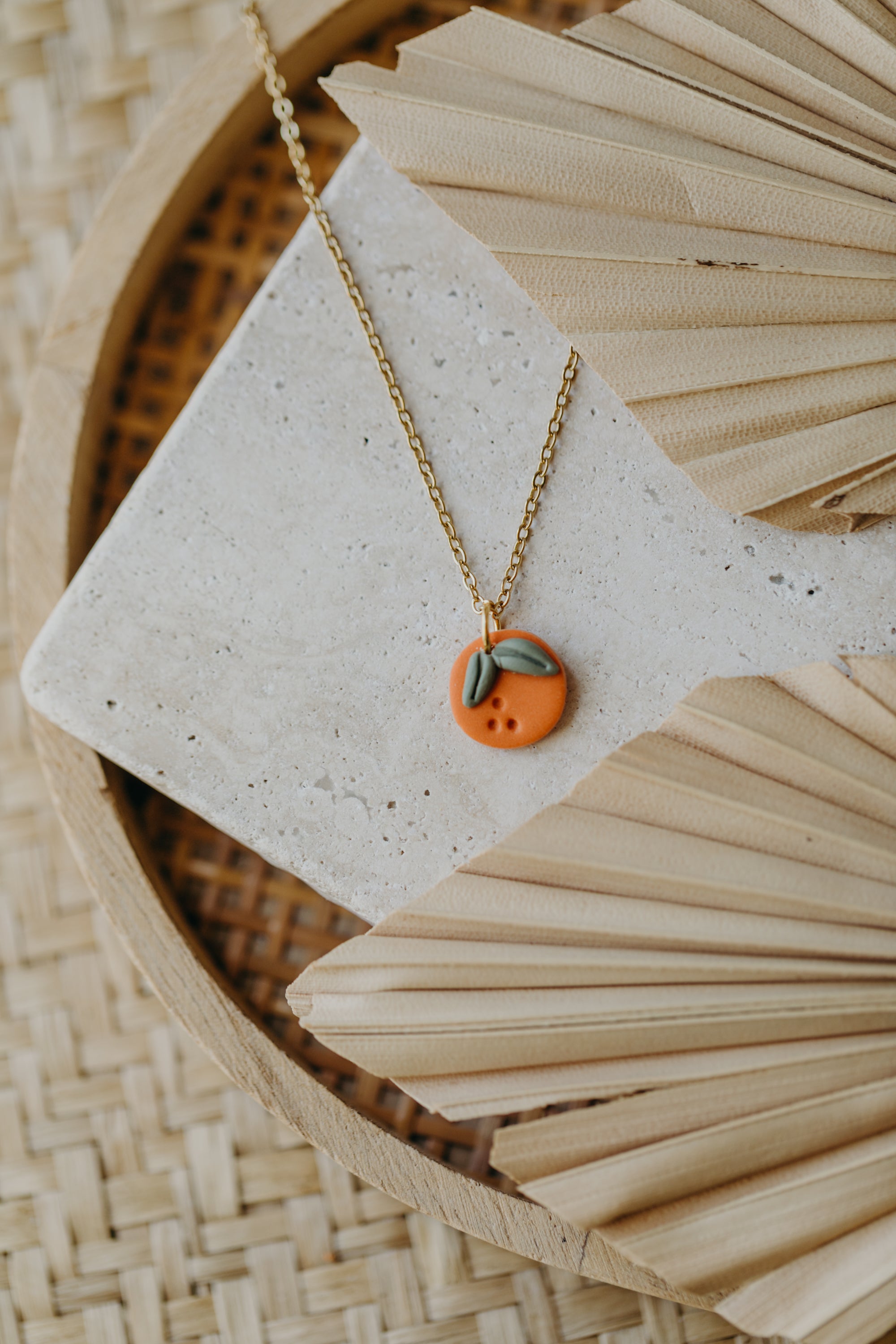 Halskette mit kleiner Orange aus Polymer Ton