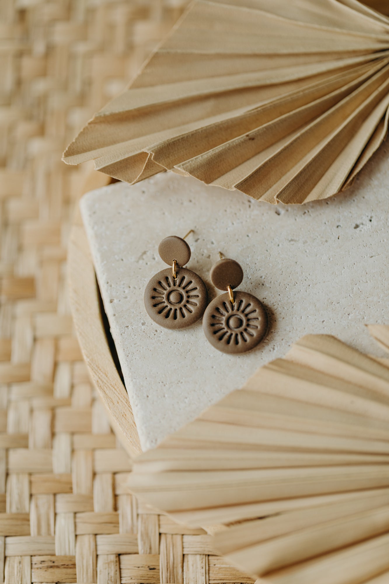 PALINA - runde Ohrringe mit Muster in Dunklem Khaki