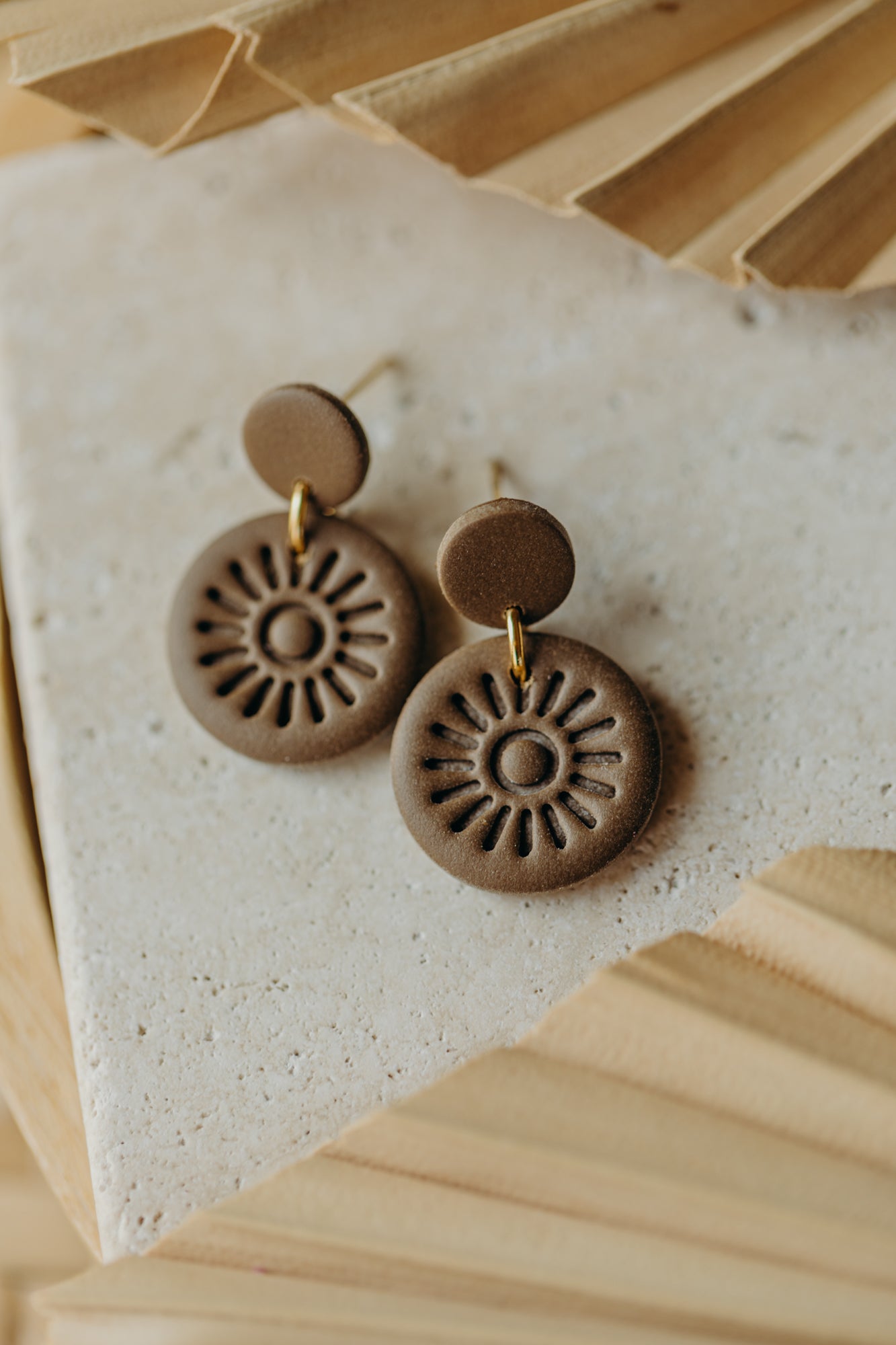 PALINA - runde Ohrringe mit Muster in Dunklem Khaki