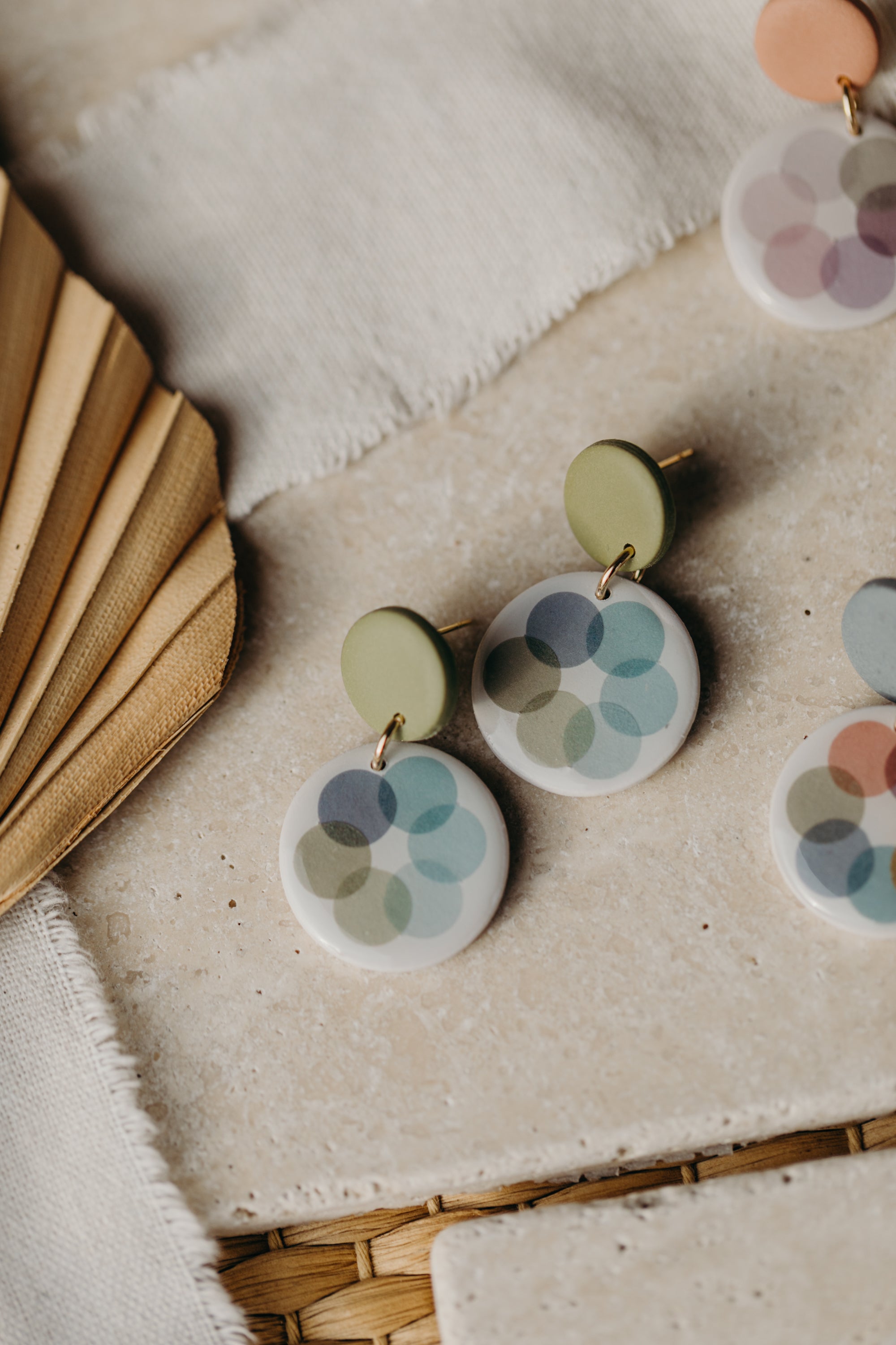 MARLA - runde grüne Polymer Ton Ohrringe mit blauen und grünen Punkten