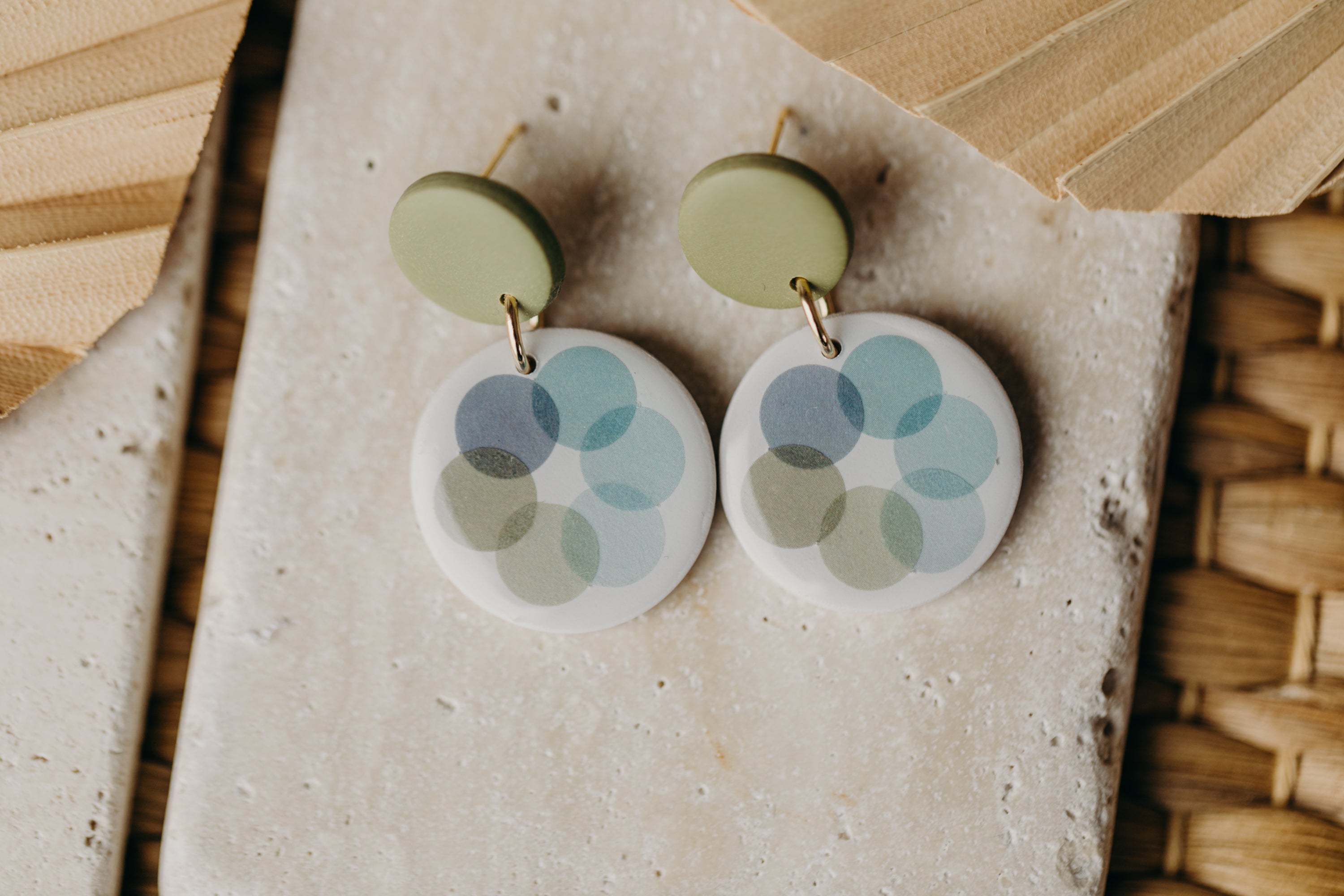 MARLA - runde grüne Polymer Ton Ohrringe mit blauen und grünen Punkten