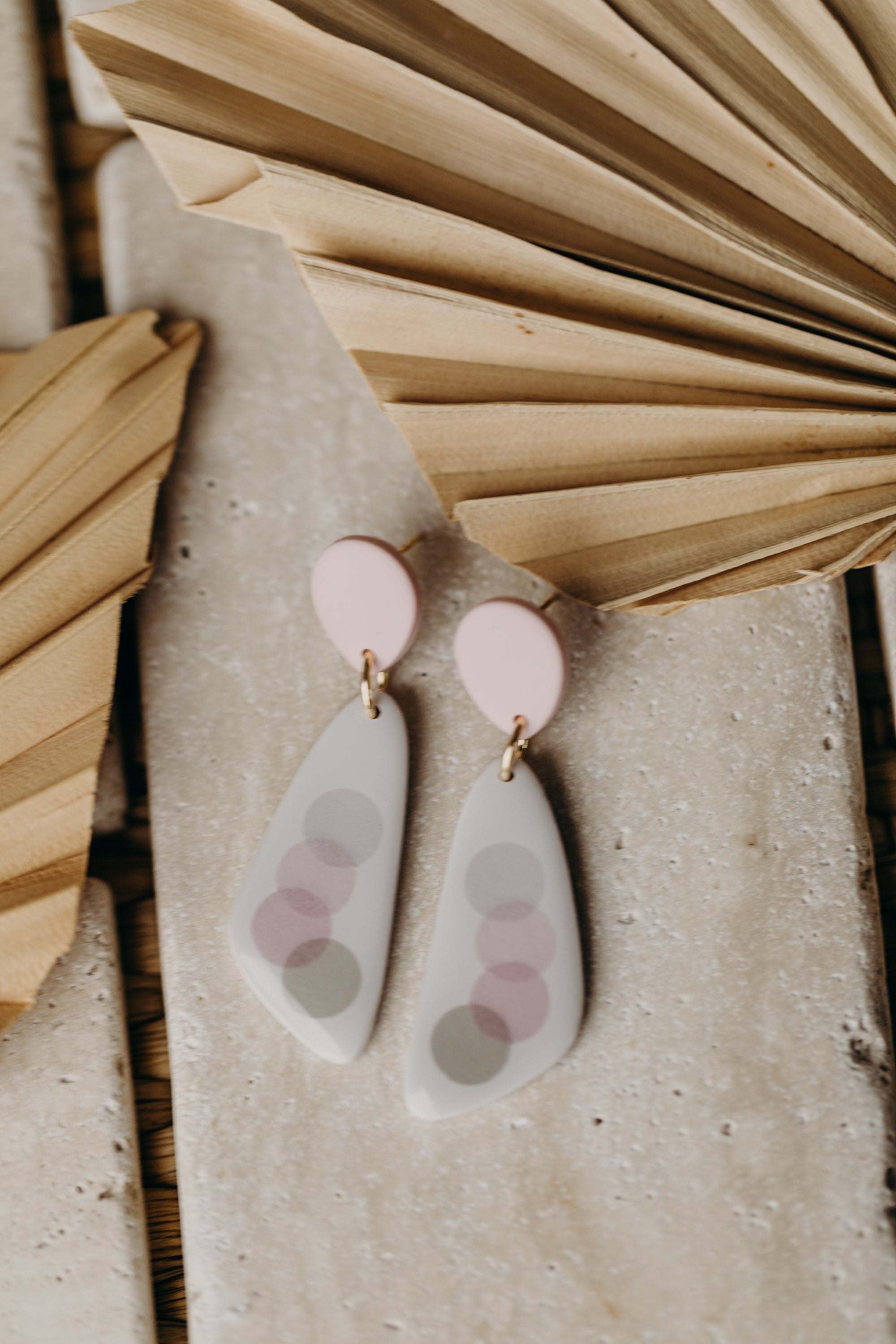 längliche rosa Polymer Ton Ohrringe mit rosa und grauen Punkten