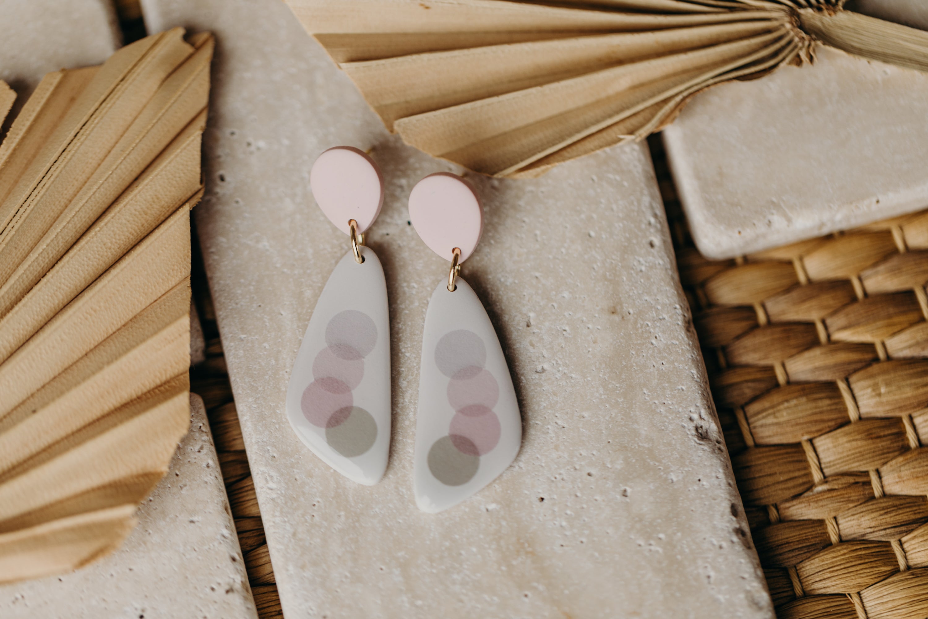 längliche rosa Polymer Ton Ohrringe mit rosa und grauen Punkten