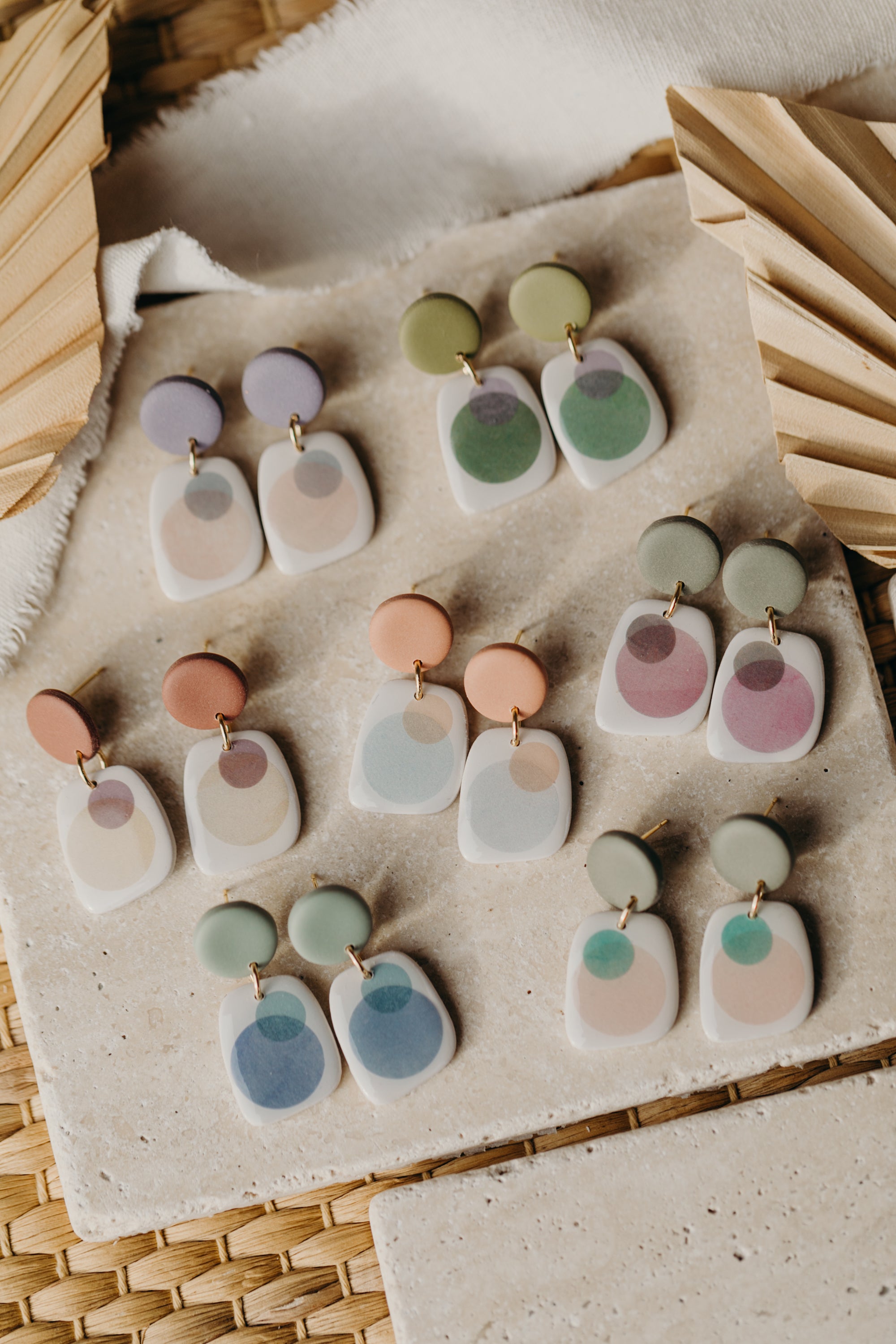 SANIJA - rechteckige mint farbene Polymer Ton Ohrringe mit blauen Punkten